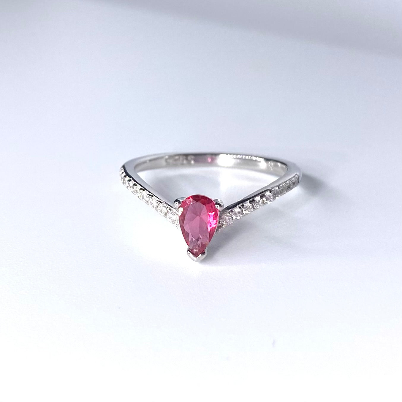 Inel piatra rosie lacrima si zirconii Bijuterii din argint Bijuterii din aur Cercei Bratari Pandantive Coliere Bijuterii de lux Bijuterii pentru ocazii speciale Cadouri bijuterii Bijuterii pentru nunti Bijuterii pentru femei
Bijuterii din pietre semipretioase Accesorii bijuterii Reduceri bijuterii
Bijuterii femei Bijuterii argint925 Inel argint Inel cu perle Bijuterii mireasa
Bijuterii moderne Inele logodna Accesorii femei Outfit Cadou 1 Martie Cadou ziua indragostitilor Idei Cadouri Valentine’s Day