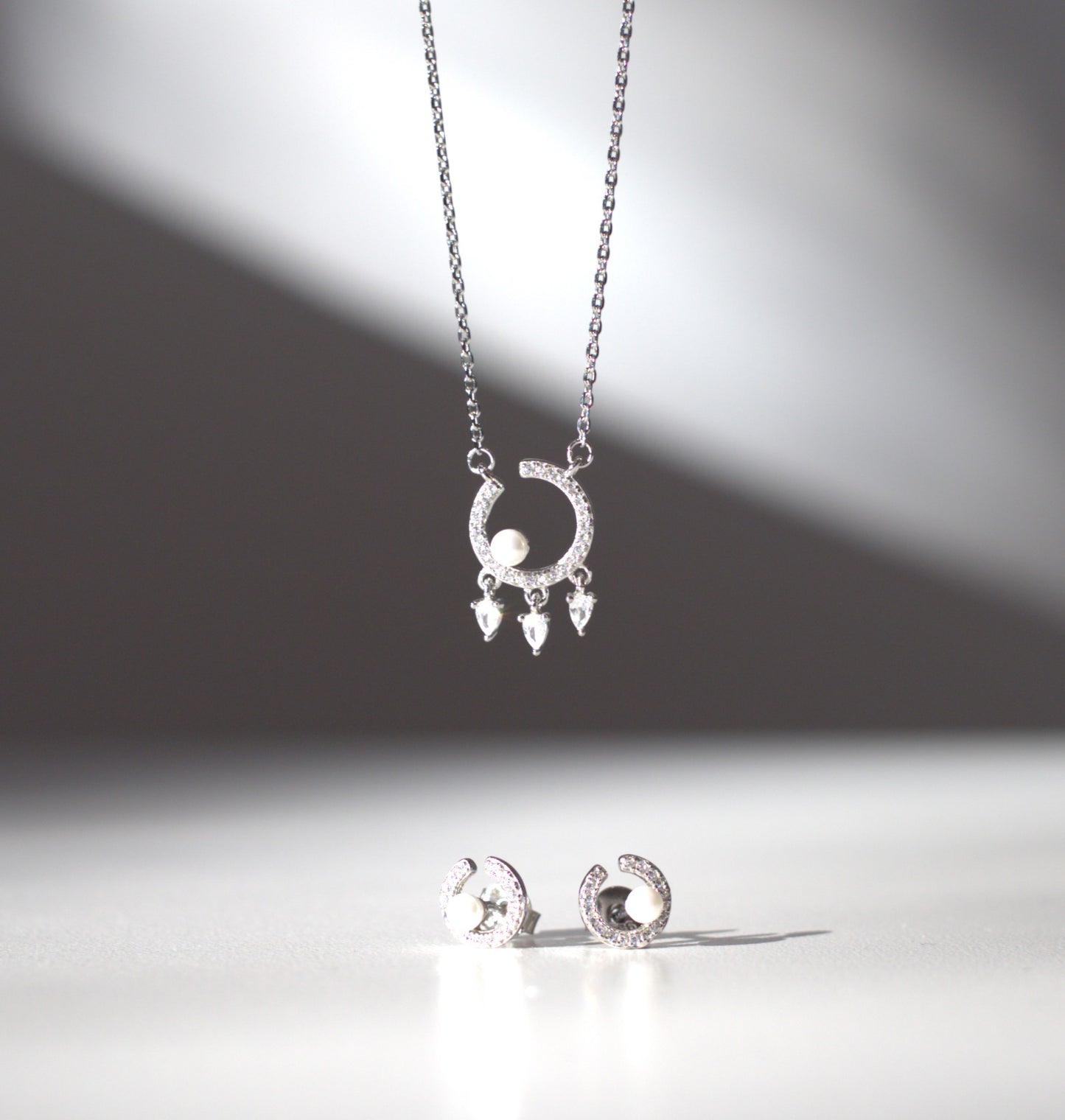 Set dreamcatcher zirconii si perle Bijuterii din argint Bijuterii din aur Cercei Bratari Pandantive Coliere Bijuterii de lux Bijuterii pentru ocazii speciale Cadouri bijuterii Bijuterii pentru nunti Bijuterii pentru femei
Bijuterii din pietre semipretioase Accesorii bijuterii Reduceri bijuterii
Bijuterii femei Bijuterii argint925 Inel argint Inel cu perle Bijuterii mireasa
Bijuterii moderne Inele logodna Accesorii femei Outfit Cadou 1 Martie Cadou ziua indragostitilor Idei Cadouri Valentine’s Day