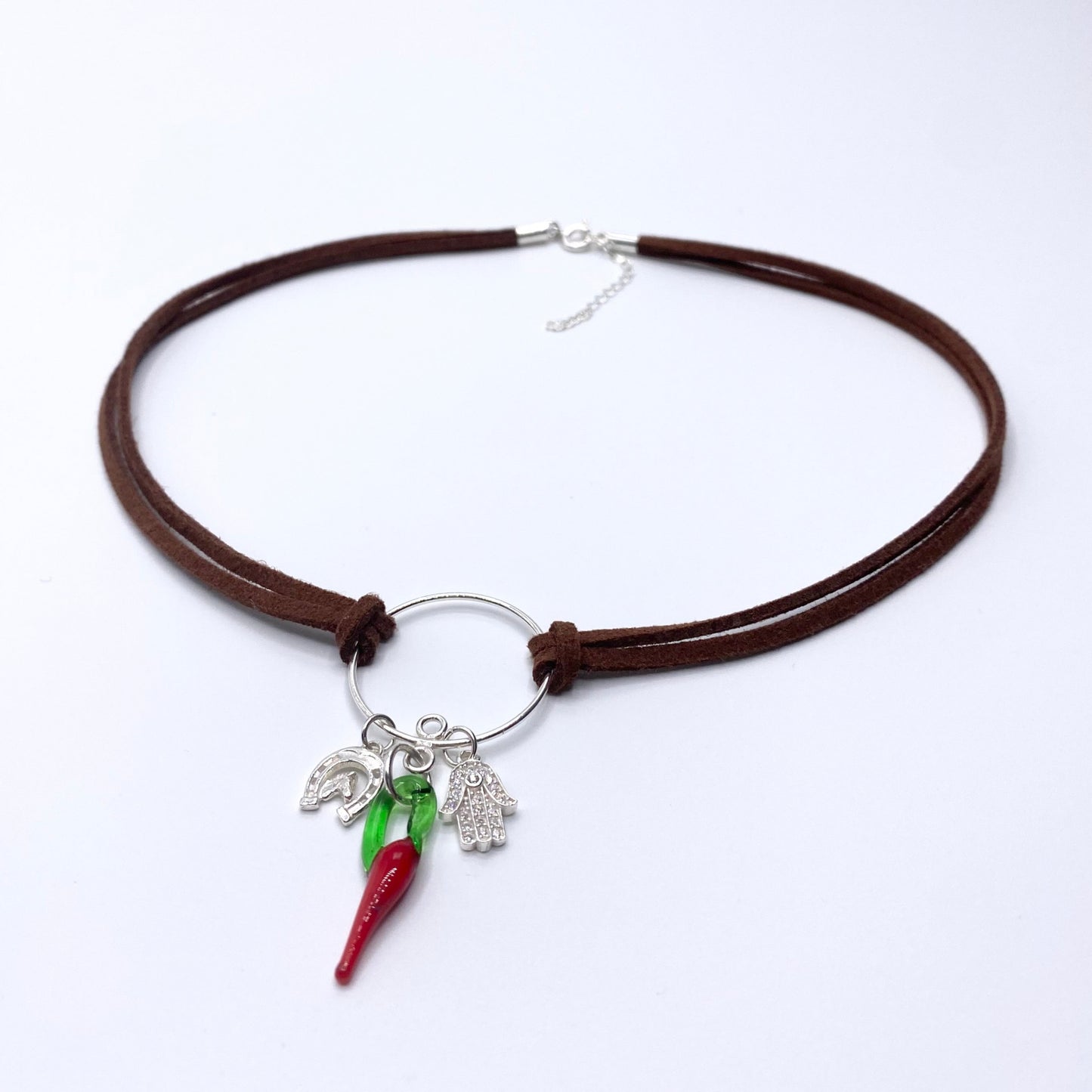 Colier suede Colier imitatie de piele intoarsa Suede maro Brown suede Bijuterii piele intoarsa Piele intoarsa maro Bijuterii argint Cercei piercing Bratari Pandantive Coliere Bijuterii de lux Bijuterii pentru ocazii speciale Cadouri bijuterii Bijuterii femei Colier perle Perle de cultura Bijuterii perle Bijuterii vara Bijuterii cu perle Choker piele intoarsa Choker suede Inele vara Accesorii vara 2025 Inel cu perla Outfit vara 2025 Bijuterii festival Accesorii festival Bijuterii vara 2025