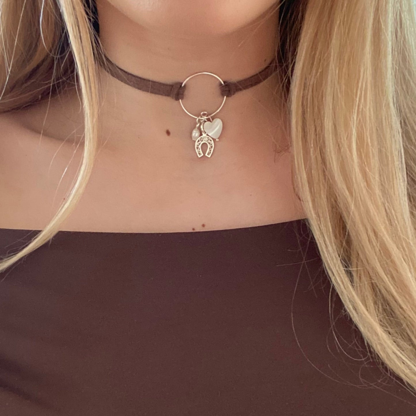 Colier suede Colier imitatie de piele intoarsa Suede maro Brown suede Bijuterii piele intoarsa Piele intoarsa maro Bijuterii argint Cercei piercing Bratari Pandantive Coliere Bijuterii de lux Bijuterii pentru ocazii speciale Cadouri bijuterii Bijuterii femei Colier perle Perle de cultura Bijuterii perle Bijuterii vara Bijuterii cu perle Choker piele intoarsa Choker suede Inele vara Accesorii vara 2025 Inel cu perla Outfit vara 2025 Bijuterii festival Accesorii festival Bijuterii vara 2025