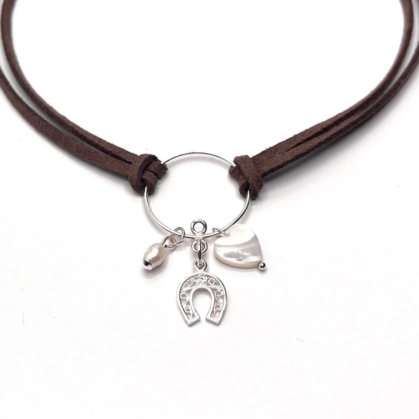 Colier suede Colier imitatie de piele intoarsa Suede maro Brown suede Bijuterii piele intoarsa Piele intoarsa maro Bijuterii argint Cercei piercing Bratari Pandantive Coliere Bijuterii de lux Bijuterii pentru ocazii speciale Cadouri bijuterii Bijuterii femei Colier perle Perle de cultura Bijuterii perle Bijuterii vara Bijuterii cu perle  Choker piele intoarsa Choker suede Inele vara Accesorii vara 2025 Inel cu perla Outfit vara 2025 Bijuterii festival Accesorii festival Bijuterii vara 2025