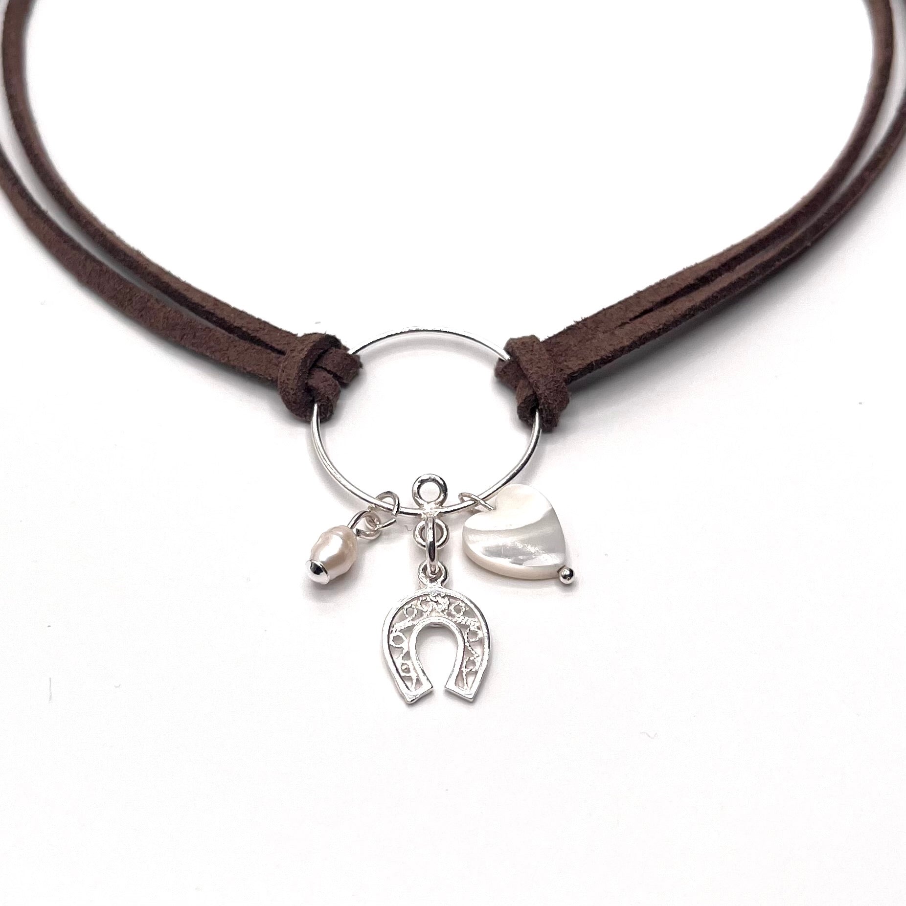 Colier suede Colier imitatie de piele intoarsa Suede maro Brown suede Bijuterii piele intoarsa Piele intoarsa maro Bijuterii argint Cercei piercing Bratari Pandantive Coliere Bijuterii de lux Bijuterii pentru ocazii speciale Cadouri bijuterii Bijuterii femei Colier perle Perle de cultura Bijuterii perle Bijuterii vara Bijuterii cu perle  Choker piele intoarsa Choker suede Inele vara Accesorii vara 2025 Inel cu perla Outfit vara 2025 Bijuterii festival Accesorii festival Bijuterii vara 2025