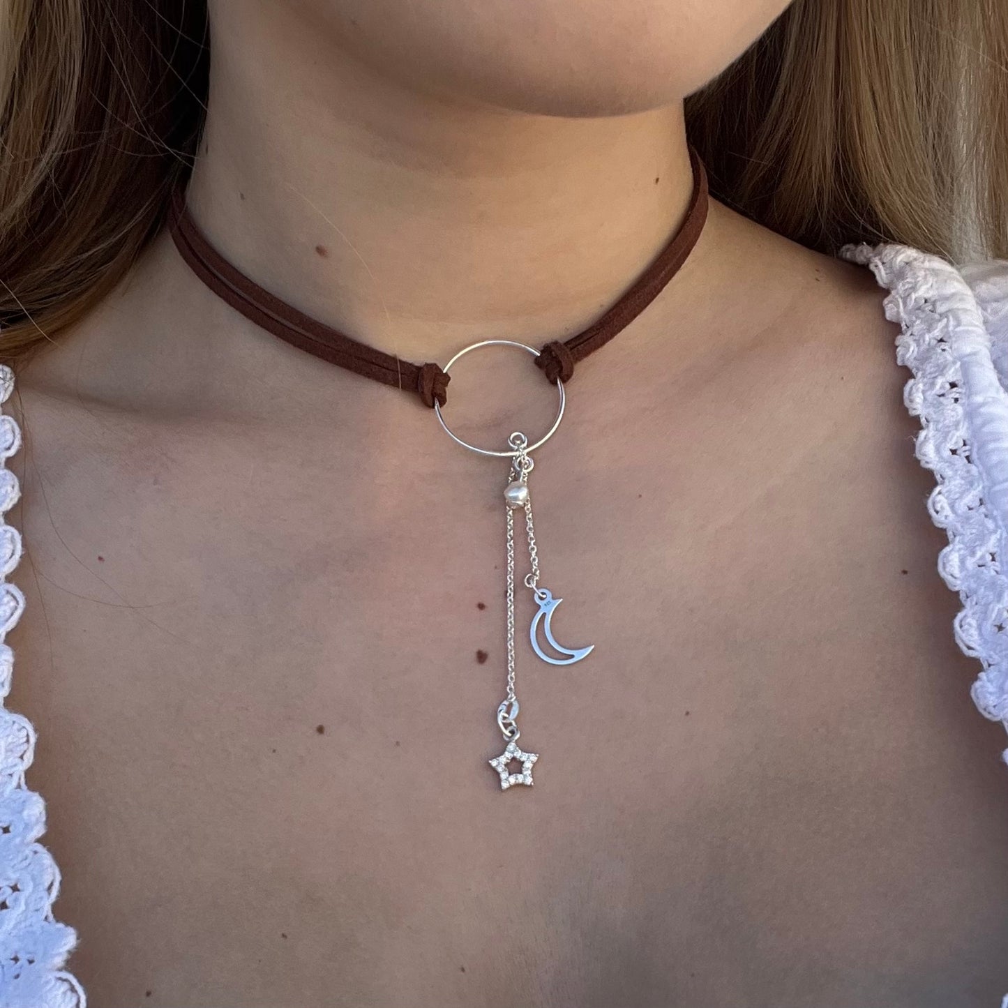 Colier suede Colier imitatie de piele intoarsa Suede maro Brown suede Bijuterii piele intoarsa Piele intoarsa maro Bijuterii argint Cercei piercing Bratari Pandantive Coliere Bijuterii de lux Bijuterii pentru ocazii speciale Cadouri bijuterii Bijuterii femei Colier perle Perle de cultura Bijuterii perle Bijuterii vara Bijuterii cu perle  Choker piele intoarsa Choker suede Inele vara Accesorii vara 2025 Inel cu perla Outfit vara 2025 Bijuterii festival Accesorii festival Bijuterii vara 2025