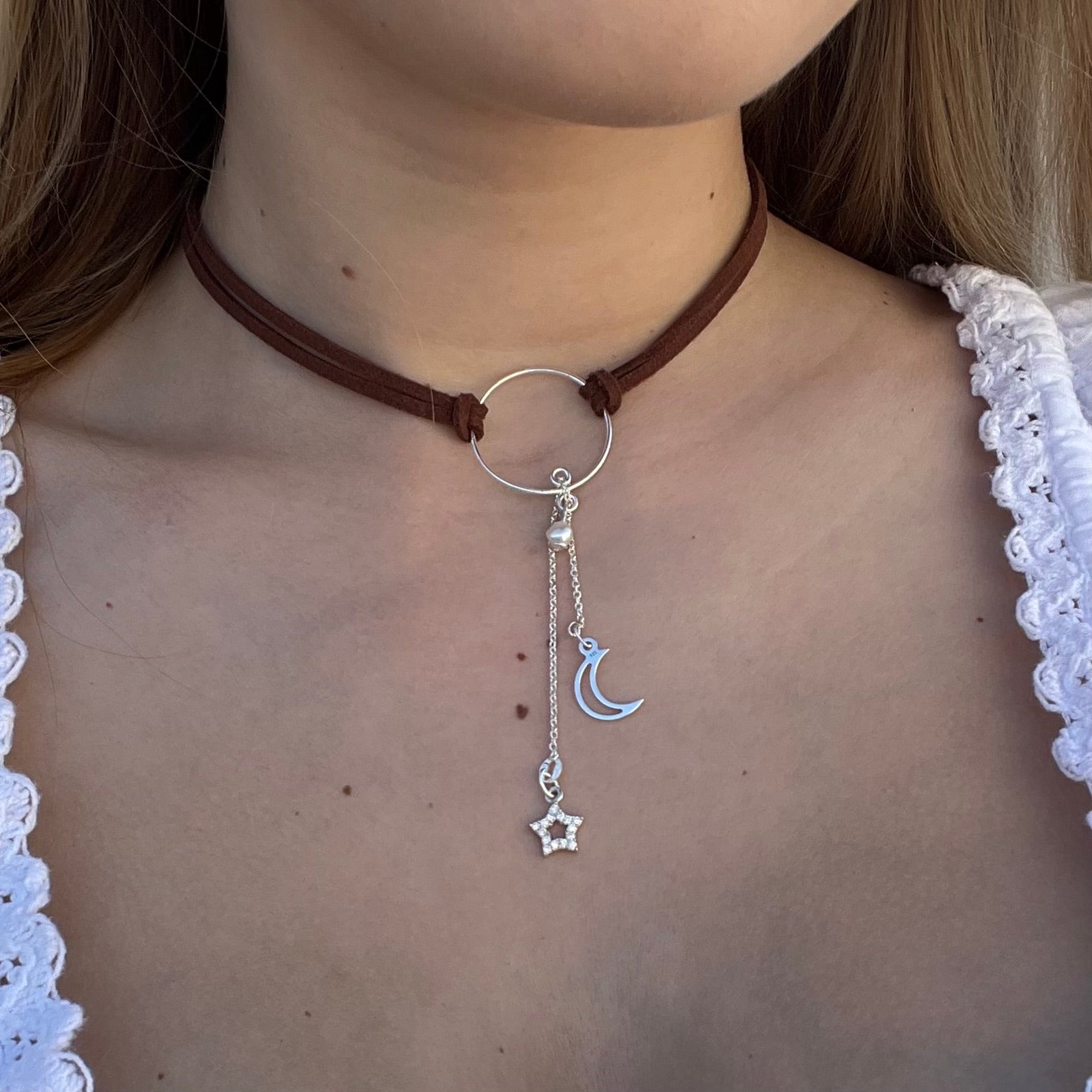 Colier suede Colier imitatie de piele intoarsa Suede maro Brown suede Bijuterii piele intoarsa Piele intoarsa maro Bijuterii argint Cercei piercing Bratari Pandantive Coliere Bijuterii de lux Bijuterii pentru ocazii speciale Cadouri bijuterii Bijuterii femei Colier perle Perle de cultura Bijuterii perle Bijuterii vara Bijuterii cu perle  Choker piele intoarsa Choker suede Inele vara Accesorii vara 2025 Inel cu perla Outfit vara 2025 Bijuterii festival Accesorii festival Bijuterii vara 2025