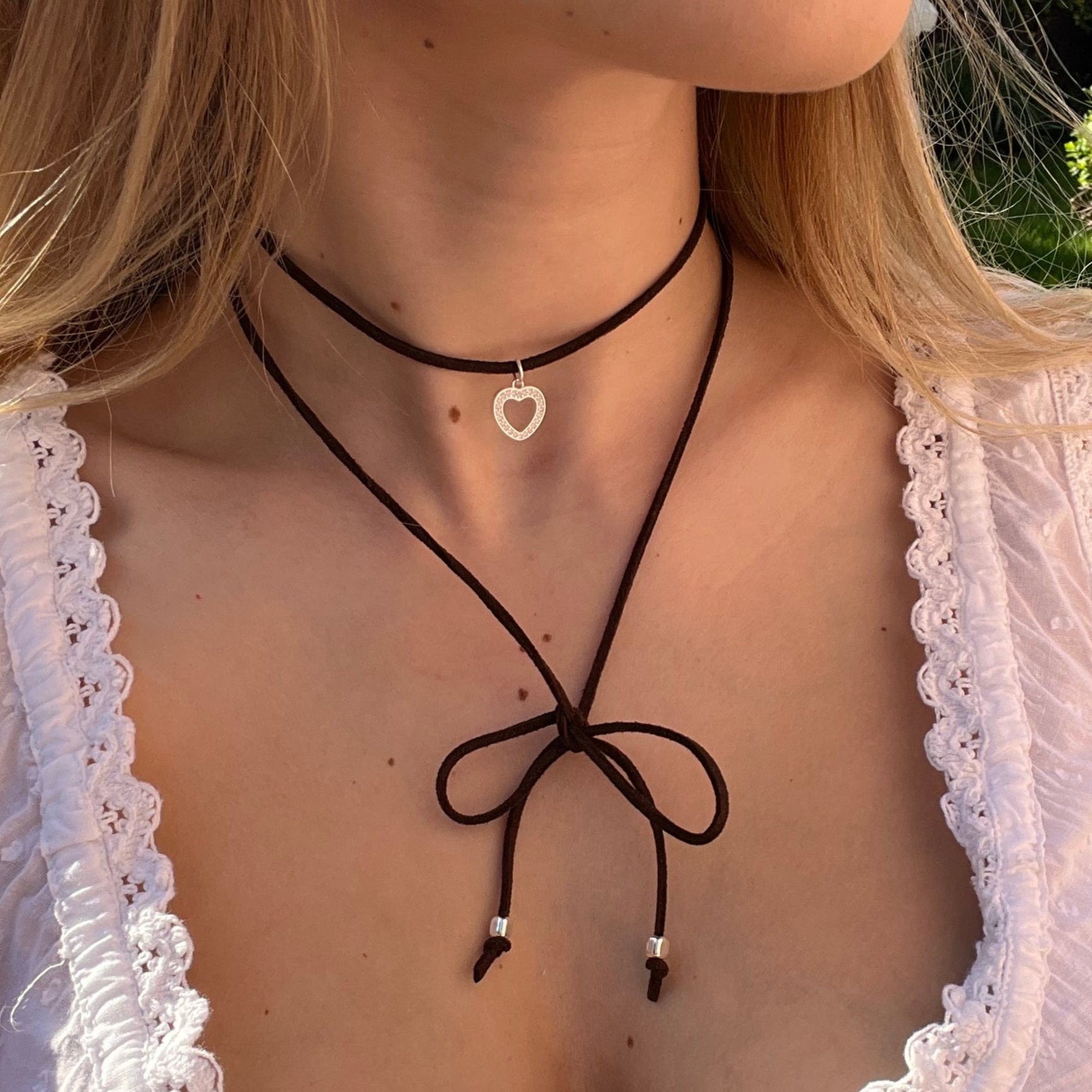 Colier suede Colier imitatie de piele intoarsa Suede maro Brown suede Bijuterii piele intoarsa Piele intoarsa maro Bijuterii argint Cercei piercing Bratari Pandantive Coliere Bijuterii de lux Bijuterii pentru ocazii speciale Cadouri bijuterii Bijuterii femei Colier perle Perle de cultura Bijuterii perle Bijuterii vara Bijuterii cu perle  Choker piele intoarsa Choker suede Inele vara Accesorii vara 2025 Inel cu perla Outfit vara 2025 Bijuterii festival Accesorii festival Bijuterii vara 2025