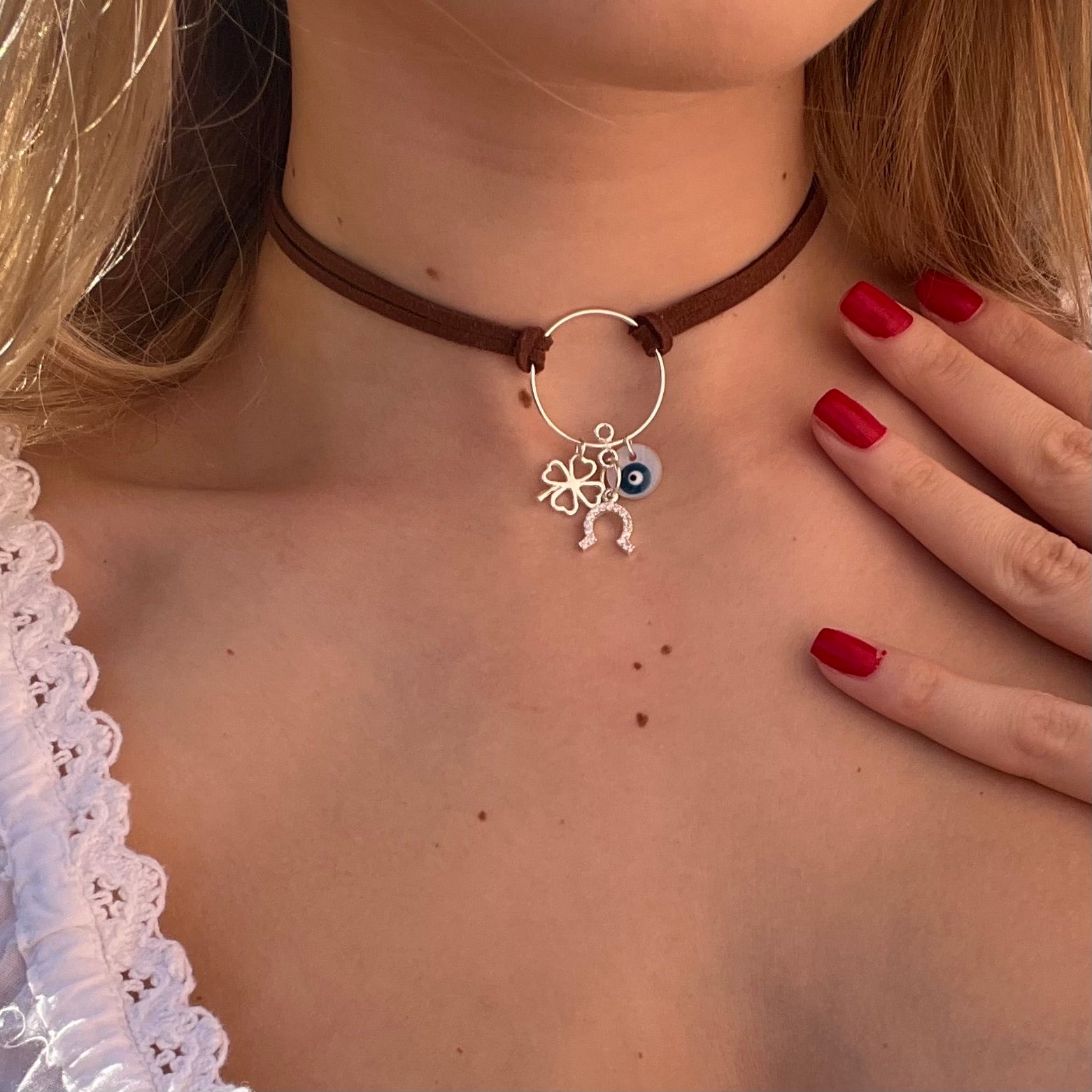 Colier suede Colier imitatie de piele intoarsa Suede maro Brown suede Bijuterii piele intoarsa Piele intoarsa maro Bijuterii argint Cercei piercing Bratari Pandantive Coliere Bijuterii de lux Bijuterii pentru ocazii speciale Cadouri bijuterii Bijuterii femei Colier perle Perle de cultura Bijuterii perle Bijuterii vara Bijuterii cu perle  Choker piele intoarsa Choker suede Inele vara Accesorii vara 2025 Inel cu perla Outfit vara 2025 Bijuterii festival Accesorii festival Bijuterii vara 2025