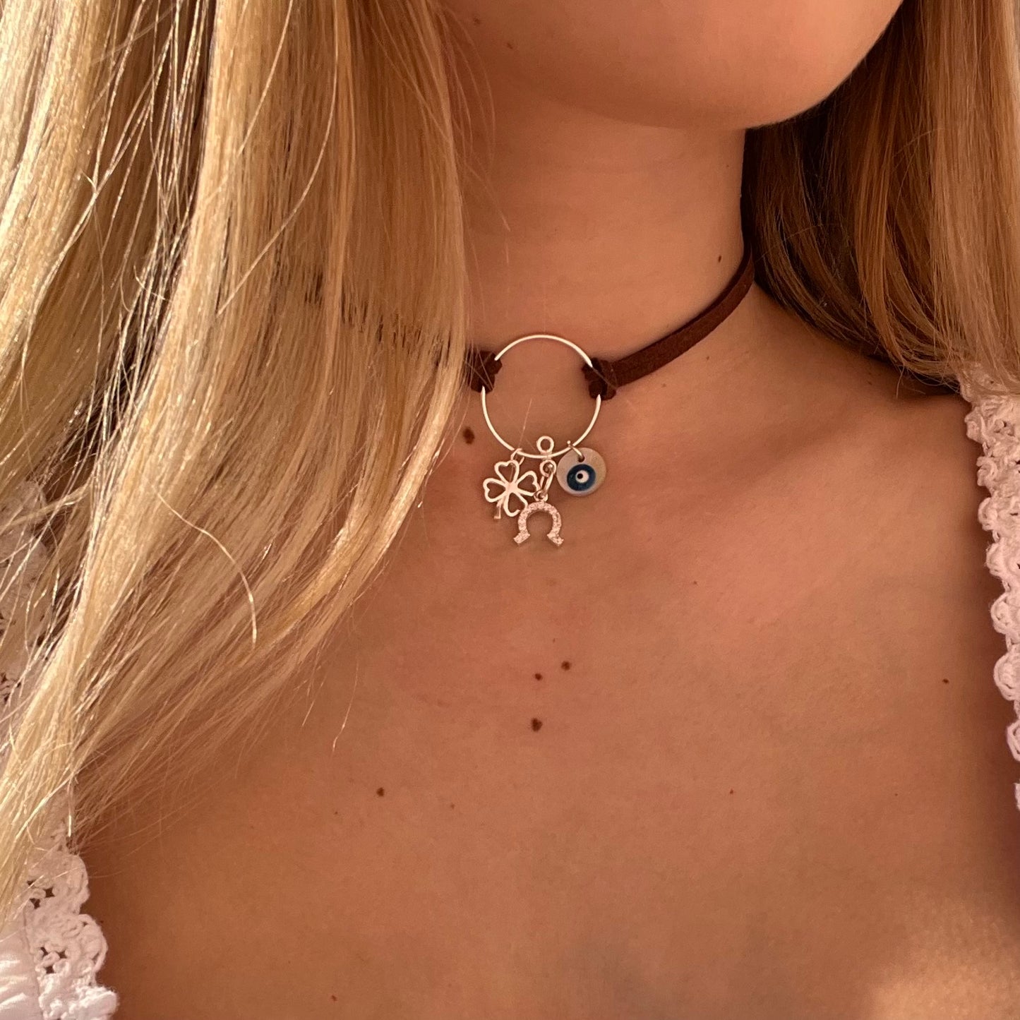 Colier suede Colier imitatie de piele intoarsa Suede maro Brown suede Bijuterii piele intoarsa Piele intoarsa maro Bijuterii argint Cercei piercing Bratari Pandantive Coliere Bijuterii de lux Bijuterii pentru ocazii speciale Cadouri bijuterii Bijuterii femei Colier perle Perle de cultura Bijuterii perle Bijuterii vara Bijuterii cu perle  Choker piele intoarsa Choker suede Inele vara Accesorii vara 2025 Inel cu perla Outfit vara 2025 Bijuterii festival Accesorii festival Bijuterii vara 2025