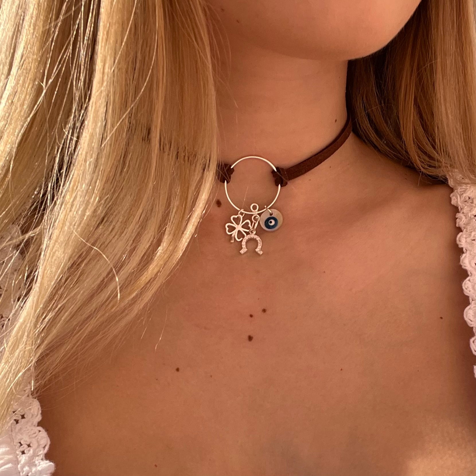 Colier suede Colier imitatie de piele intoarsa Suede maro Brown suede Bijuterii piele intoarsa Piele intoarsa maro Bijuterii argint Cercei piercing Bratari Pandantive Coliere Bijuterii de lux Bijuterii pentru ocazii speciale Cadouri bijuterii Bijuterii femei Colier perle Perle de cultura Bijuterii perle Bijuterii vara Bijuterii cu perle  Choker piele intoarsa Choker suede Inele vara Accesorii vara 2025 Inel cu perla Outfit vara 2025 Bijuterii festival Accesorii festival Bijuterii vara 2025