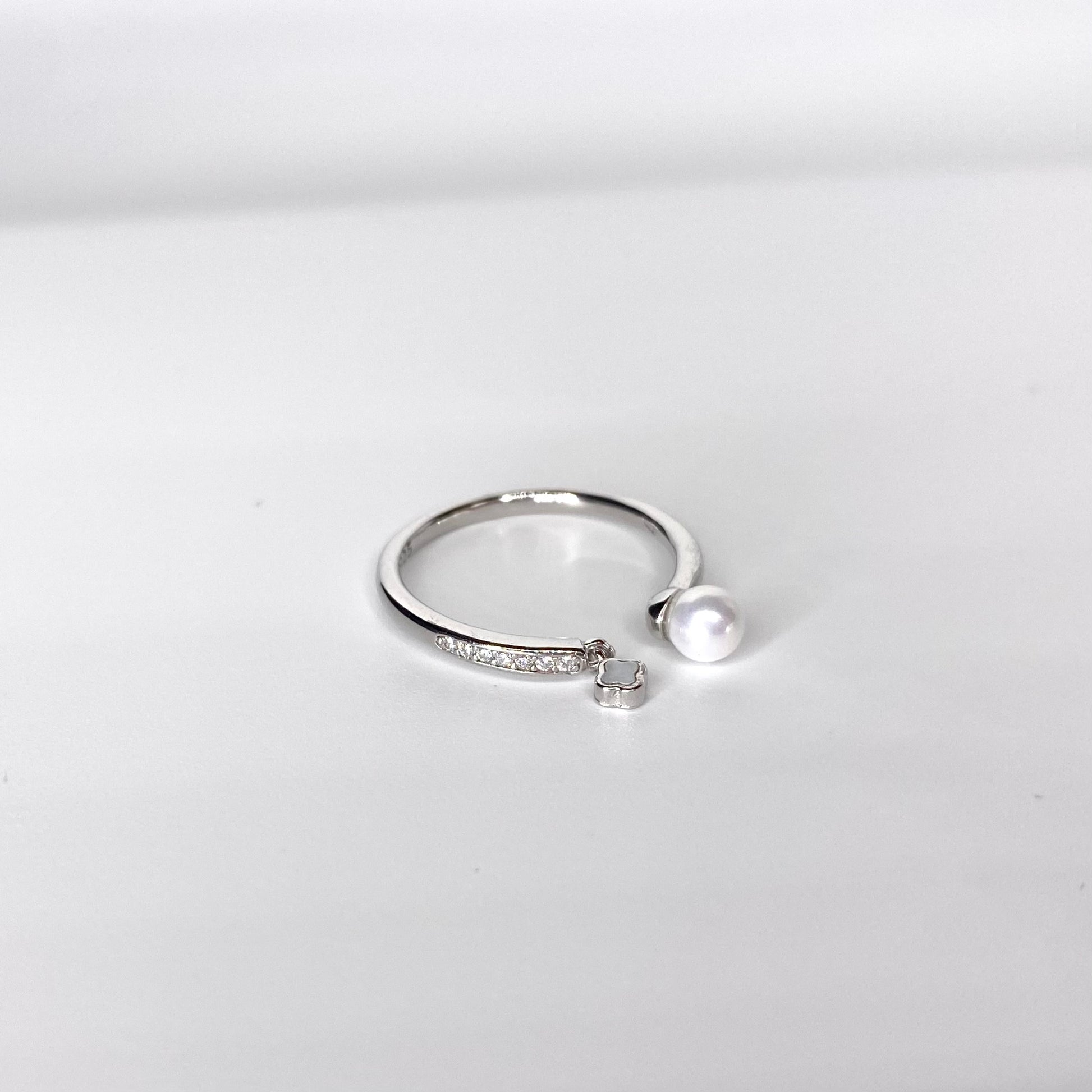 Inel perla si trifoi atarnat reglabil Bijuterii din argint Bijuterii din aur Cercei Bratari Pandantive Coliere Bijuterii de lux Bijuterii pentru ocazii speciale Cadouri bijuterii Bijuterii pentru nunti Bijuterii pentru femei
Bijuterii din pietre semipretioase Accesorii bijuterii Reduceri bijuterii
Bijuterii femei  Bijuterii argint925 Inel argint Inel cu perle Bijuterii mireasa
Bijuterii moderne Inele logodna Accesorii femei Outfit Cadou 1 Martie Cadou ziua indragostitilor Idei Cadouri Valentine’s Day 