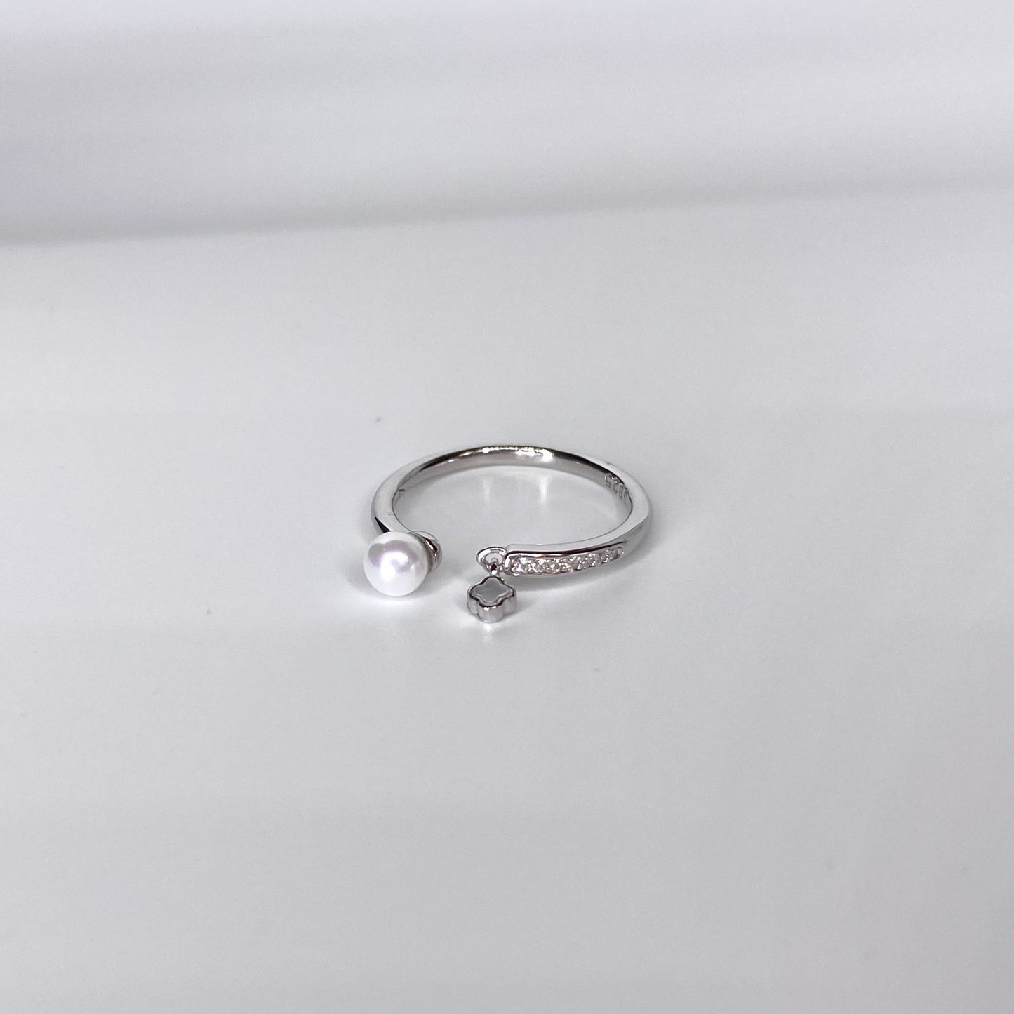 Inel perla si trifoi atarnator