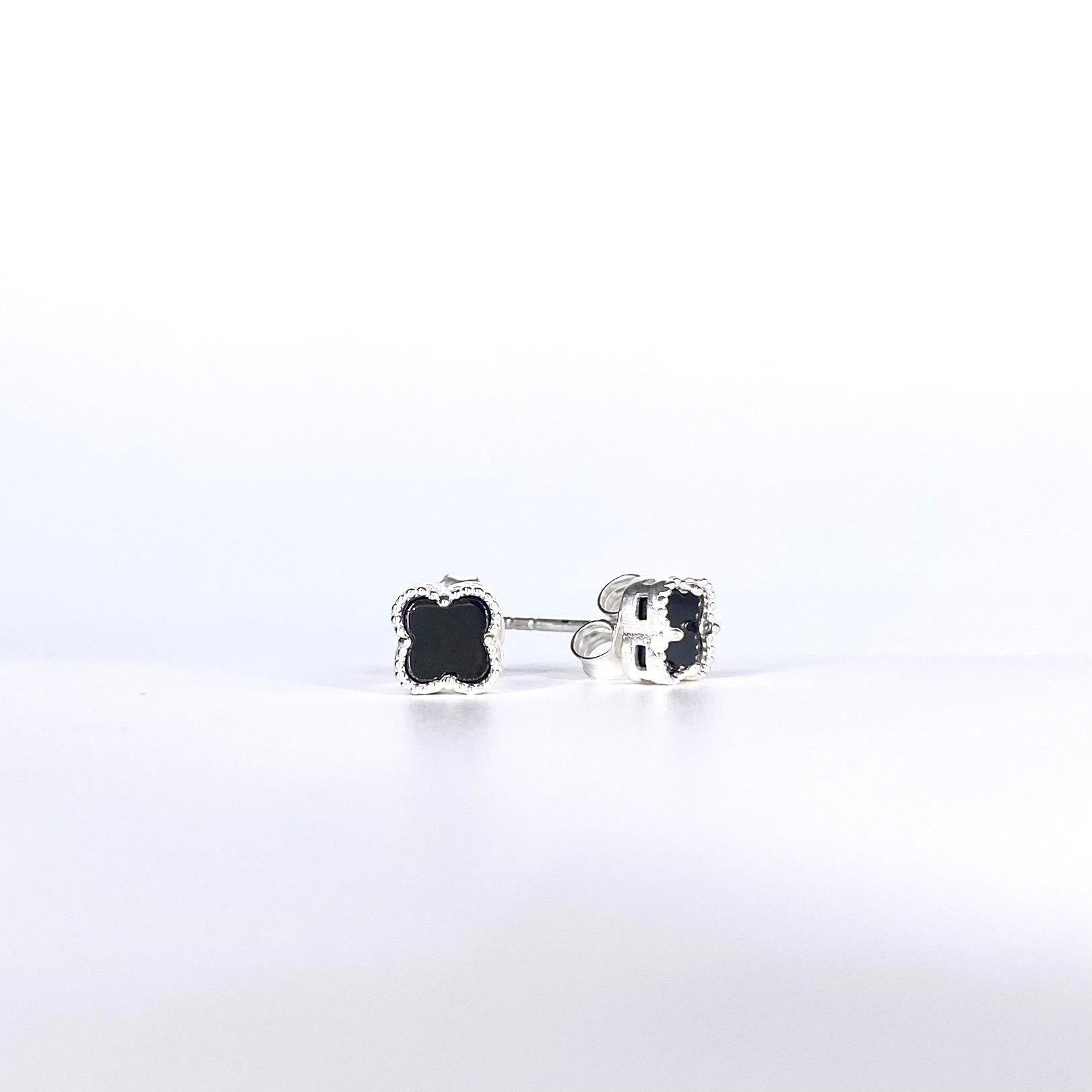 Cercei trifoi negru mici pe lob Bijuterii  Bijuterii din argint Bijuterii din aur Cercei Bratari Pandantive Coliere Bijuterii de lux Bijuterii pentru ocazii speciale Cadouri bijuterii Bijuterii pentru nunti Bijuterii pentru femei
Bijuterii din pietre semipretioase Accesorii bijuterii Reduceri bijuterii
Bijuterii femei  Bijuterii argint925 Inel argint Inel cu perle Bijuterii mireasa
Bijuterii moderne Inele logodna Accesorii femei Outfit Cadou 1 Martie Cadou ziua indragostitilor Idei Cadouri Valentine’s Day 