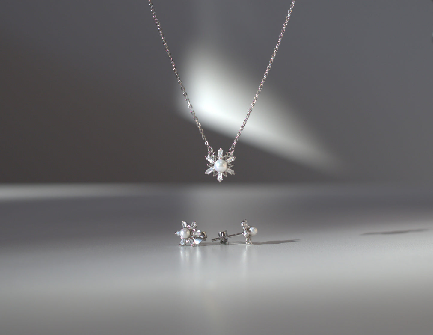 Set din argint 925 fulg de zapada cu perla, format din cercei si colier. Bijuterii pentru sarbatori. Bijuterii cadou de Craciun