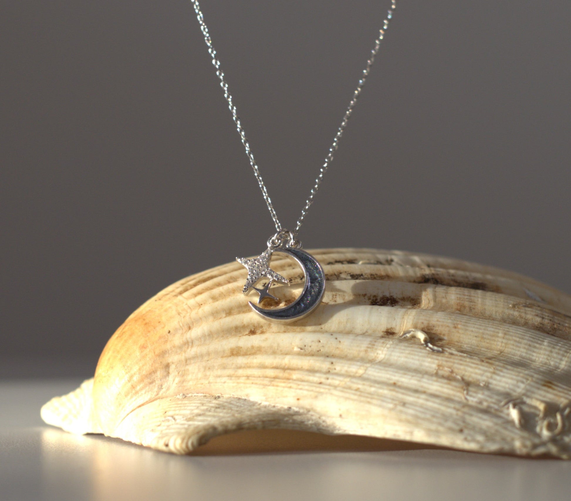 Colier semiluna sidef gri si 2 stele 