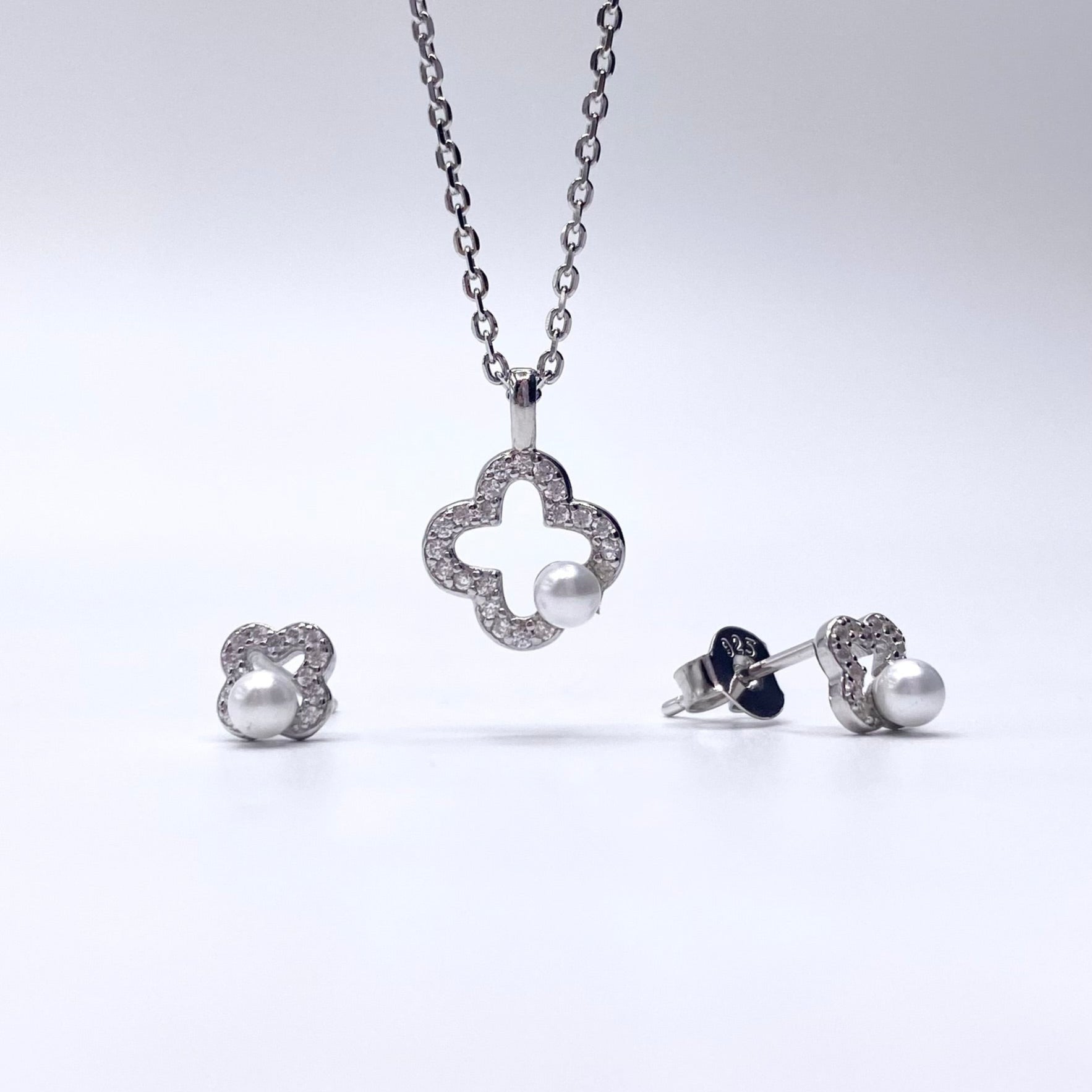 Set trifoi si perla Bijuterii din argint Bijuterii din aur Cercei Bratari Pandantive Coliere Bijuterii de lux Bijuterii pentru ocazii speciale Cadouri bijuterii Bijuterii pentru nunti Bijuterii pentru femei
Bijuterii din pietre semipretioase Accesorii bijuterii Reduceri bijuterii
Bijuterii femei  Bijuterii argint925 Inel argint Inel cu perle Bijuterii mireasa
Bijuterii moderne Inele logodna Accesorii femei Outfit Cadou 1 Martie Cadou ziua indragostitilor Idei Cadouri Valentine’s Day 