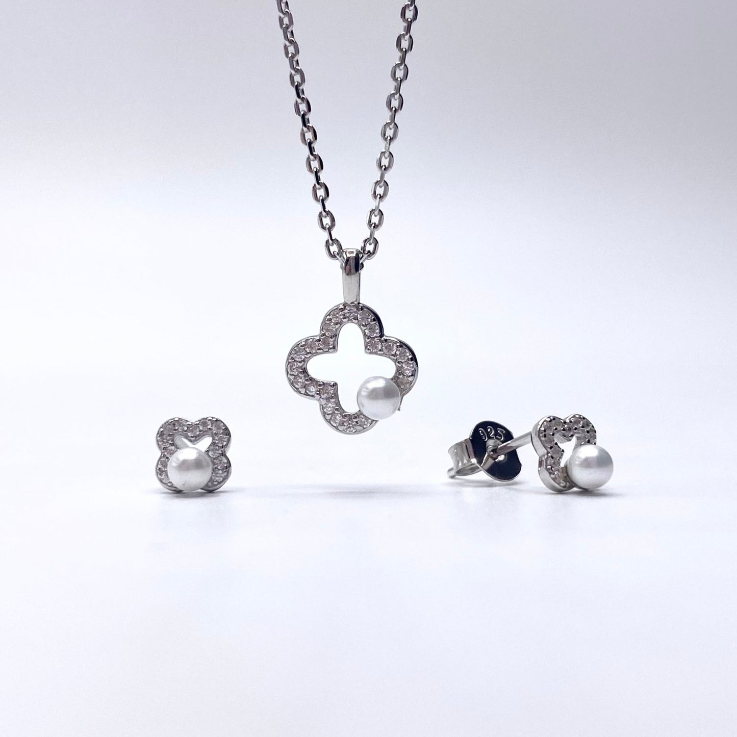 Set trifoi si perla Bijuterii din argint Bijuterii din aur Cercei Bratari Pandantive Coliere Bijuterii de lux Bijuterii pentru ocazii speciale Cadouri bijuterii Bijuterii pentru nunti Bijuterii pentru femei
Bijuterii din pietre semipretioase Accesorii bijuterii Reduceri bijuterii
Bijuterii femei  Bijuterii argint925 Inel argint Inel cu perle Bijuterii mireasa
Bijuterii moderne Inele logodna Accesorii femei Outfit Cadou 1 Martie Cadou ziua indragostitilor Idei Cadouri Valentine’s Day 