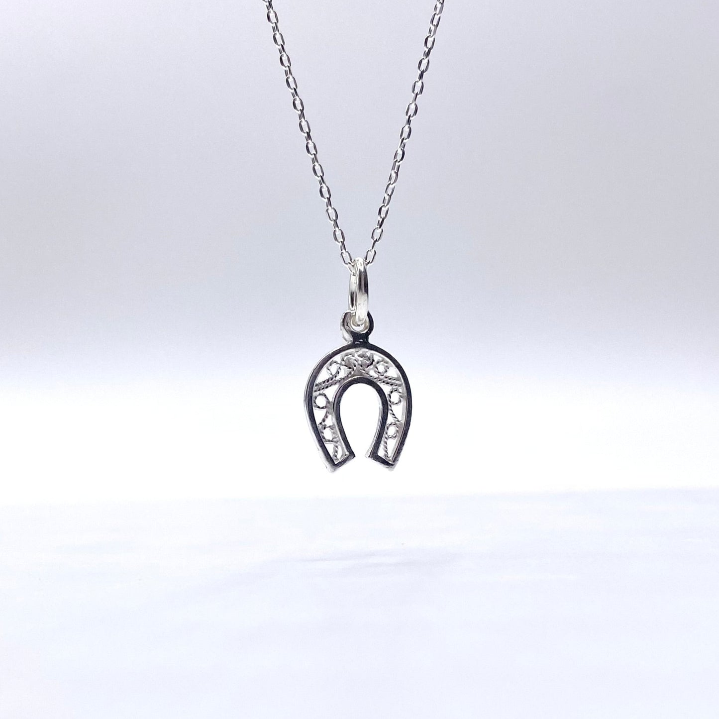 Pandant potcoava filigran Bijuterii din argint Bijuterii din aur Cercei Bratari Pandantive Coliere Bijuterii de lux Bijuterii pentru ocazii speciale Cadouri bijuterii Bijuterii pentru nunti Bijuterii pentru femei
Bijuterii din pietre semipretioase Accesorii bijuterii Reduceri bijuterii
Bijuterii femei  Bijuterii argint925 Inel argint Inel cu perle Bijuterii mireasa
Bijuterii moderne Inele logodna Accesorii femei Outfit Cadou 1 Martie Cadou ziua indragostitilor Idei Cadouri 8  Martisoare