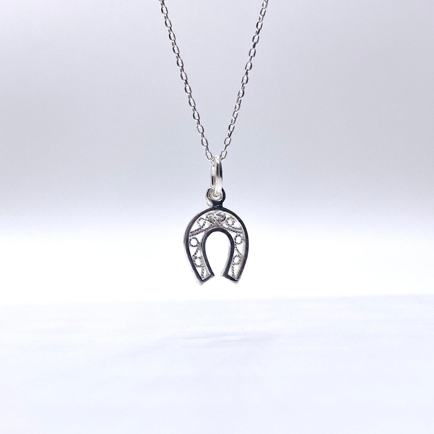 Pandant potcoava filigran Bijuterii din argint Bijuterii din aur Cercei Bratari Pandantive Coliere Bijuterii de lux Bijuterii pentru ocazii speciale Cadouri bijuterii Bijuterii pentru nunti Bijuterii pentru femei
Bijuterii din pietre semipretioase Accesorii bijuterii Reduceri bijuterii
Bijuterii femei  Bijuterii argint925 Inel argint Inel cu perle Bijuterii mireasa
Bijuterii moderne Inele logodna Accesorii femei Outfit Cadou 1 Martie Cadou ziua indragostitilor Idei Cadouri 8  Martisoare