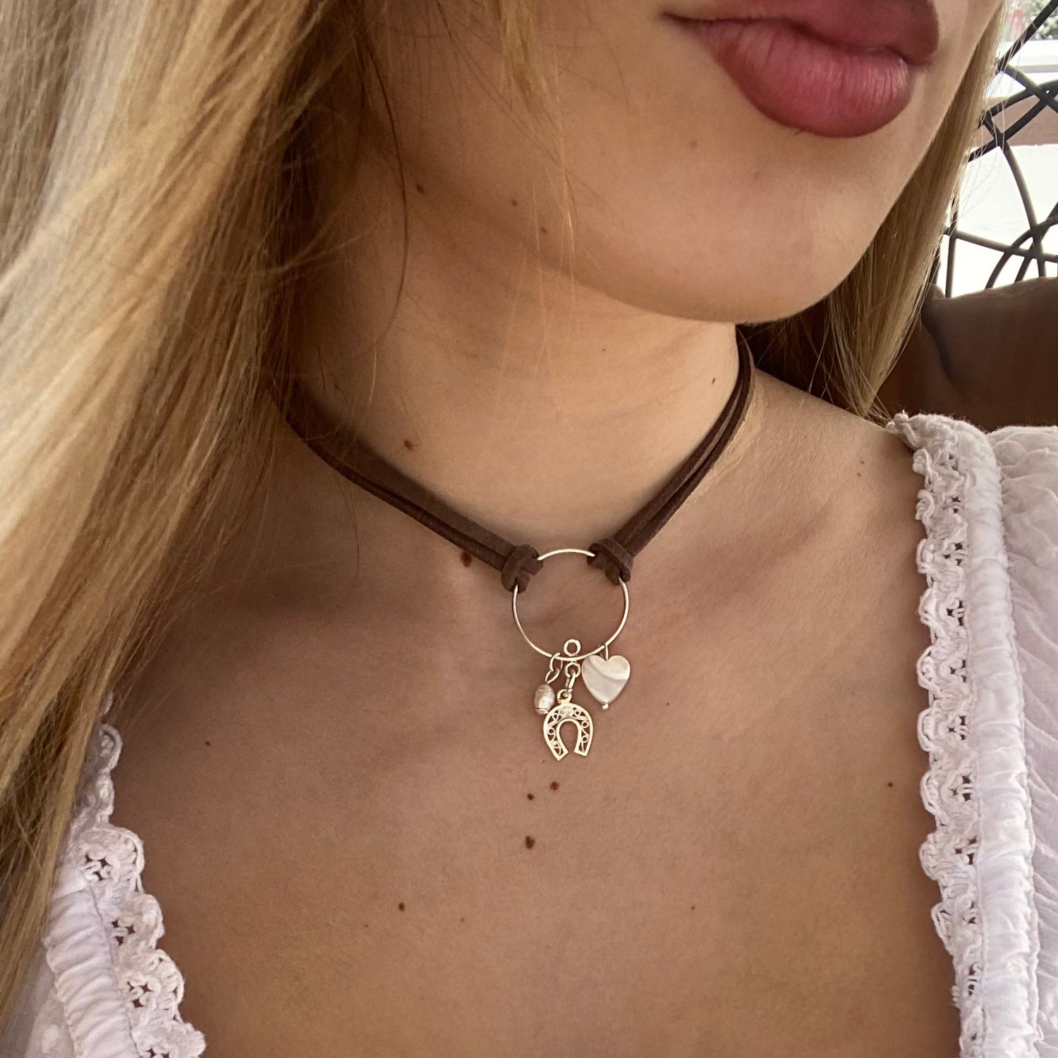 Colier suede Colier imitatie de piele intoarsa Suede maro Brown suede Bijuterii piele intoarsa Piele intoarsa maro Bijuterii argint Cercei piercing Bratari Pandantive Coliere Bijuterii de lux Bijuterii pentru ocazii speciale Cadouri bijuterii Bijuterii femei Colier perle Perle de cultura Bijuterii perle Bijuterii vara Bijuterii cu perle  Choker piele intoarsa Choker suede Inele vara Accesorii vara 2025 Inel cu perla Outfit vara 2025 Bijuterii festival Accesorii festival Bijuterii vara 2025