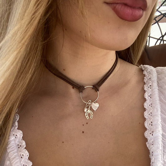 Colier suede Colier imitatie de piele intoarsa Suede maro Brown suede Bijuterii piele intoarsa Piele intoarsa maro Bijuterii argint Cercei piercing Bratari Pandantive Coliere Bijuterii de lux Bijuterii pentru ocazii speciale Cadouri bijuterii Bijuterii femei Colier perle Perle de cultura Bijuterii perle Bijuterii vara Bijuterii cu perle  Choker piele intoarsa Choker suede Inele vara Accesorii vara 2025 Inel cu perla Outfit vara 2025 Bijuterii festival Accesorii festival Bijuterii vara 2025