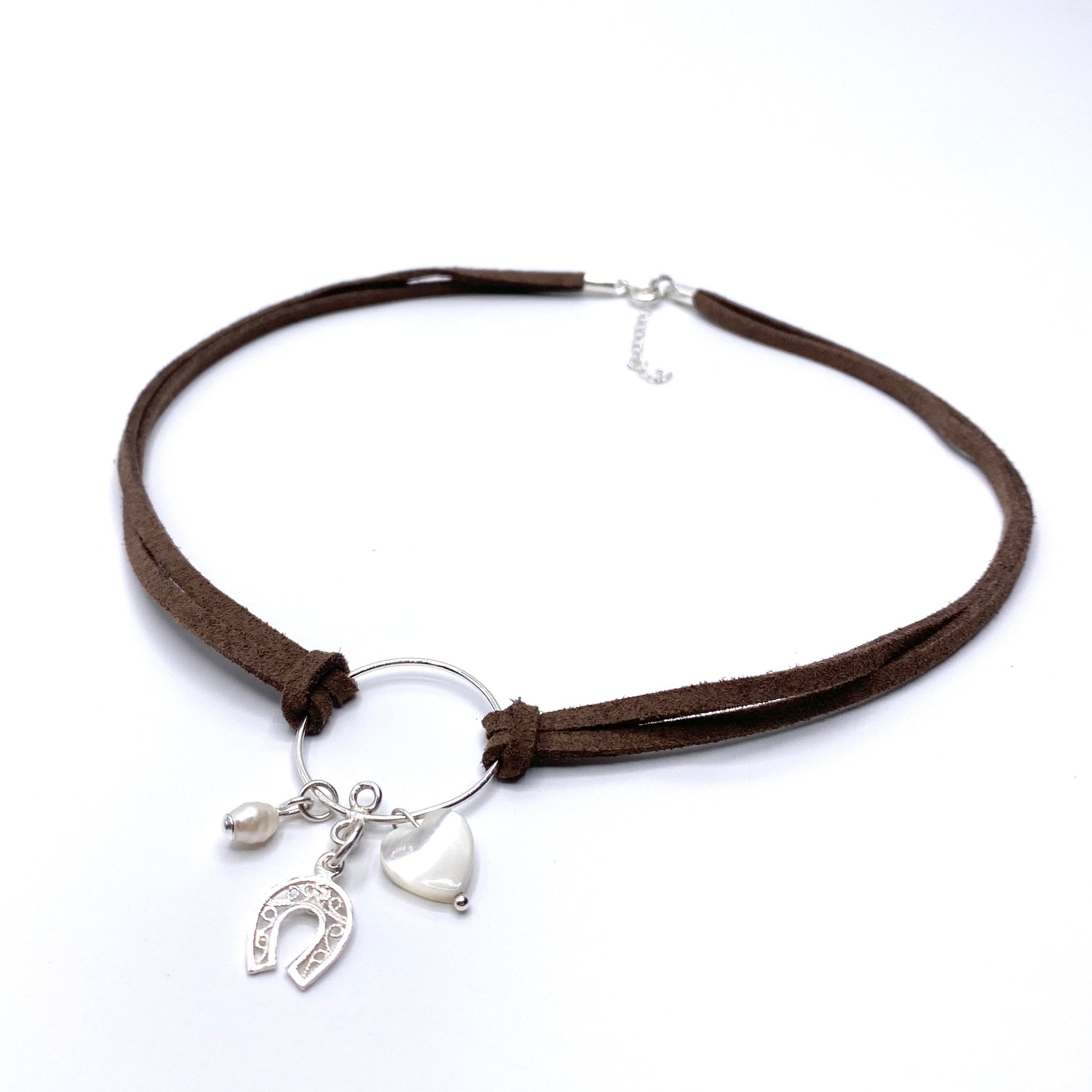 Colier suede Colier imitatie de piele intoarsa Suede maro Brown suede Bijuterii piele intoarsa Piele intoarsa maro Bijuterii argint Cercei piercing Bratari Pandantive Coliere Bijuterii de lux Bijuterii pentru ocazii speciale Cadouri bijuterii Bijuterii femei Colier perle Perle de cultura Bijuterii perle Bijuterii vara Bijuterii cu perle  Choker piele intoarsa Choker suede Inele vara Accesorii vara 2025 Inel cu perla Outfit vara 2025 Bijuterii festival Accesorii festival Bijuterii vara 2025