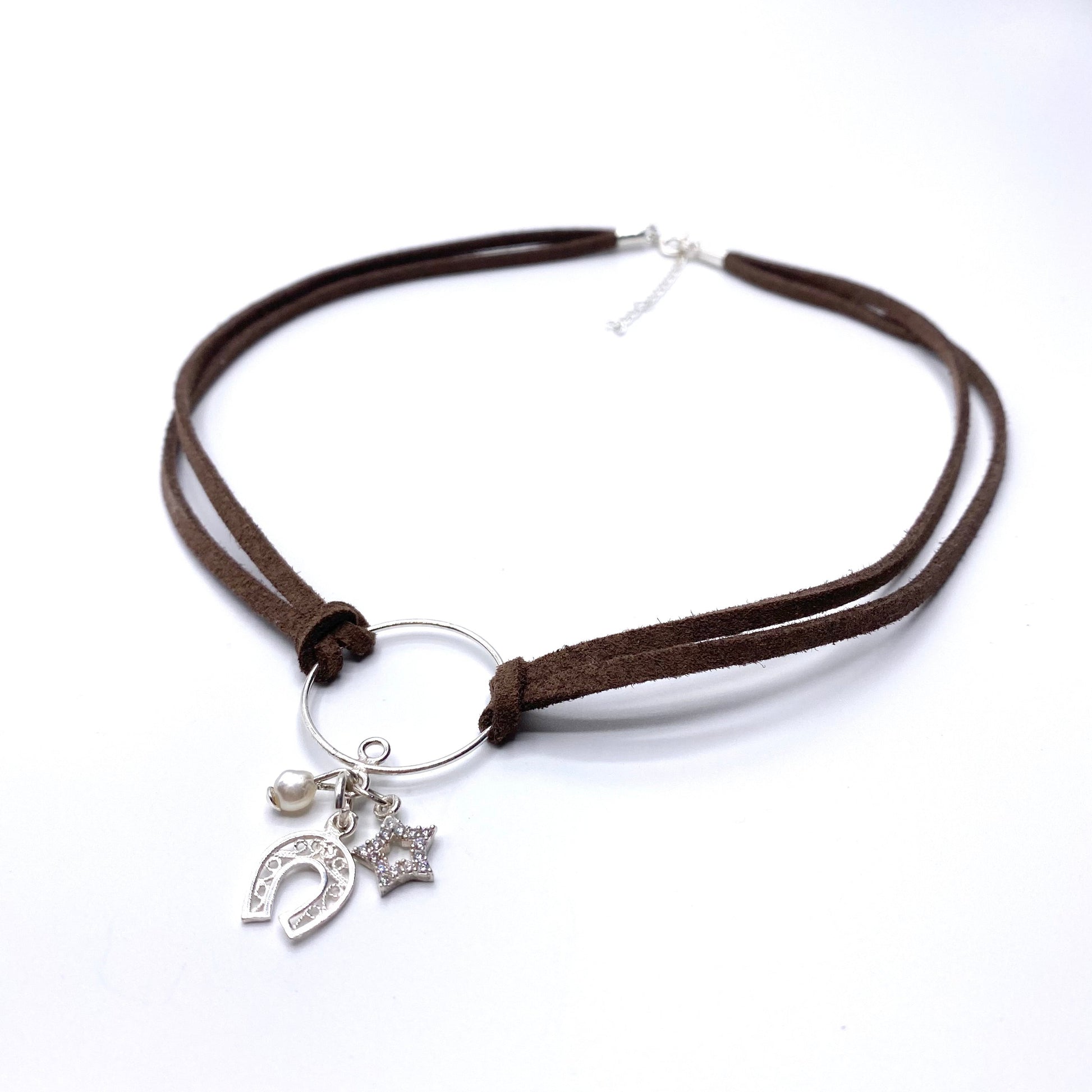 Colier suede Colier imitatie de piele intoarsa Suede maro Brown suede Bijuterii piele intoarsa Piele intoarsa maro Bijuterii argint Cercei piercing Bratari Pandantive Coliere Bijuterii de lux Bijuterii pentru ocazii speciale Cadouri bijuterii Bijuterii femei Colier perle Perle de cultura Bijuterii perle Bijuterii vara Bijuterii cu perle  Choker piele intoarsa Choker suede Inele vara Accesorii vara 2025 Inel cu perla Outfit vara 2025 Bijuterii festival Accesorii festival Bijuterii vara 2025