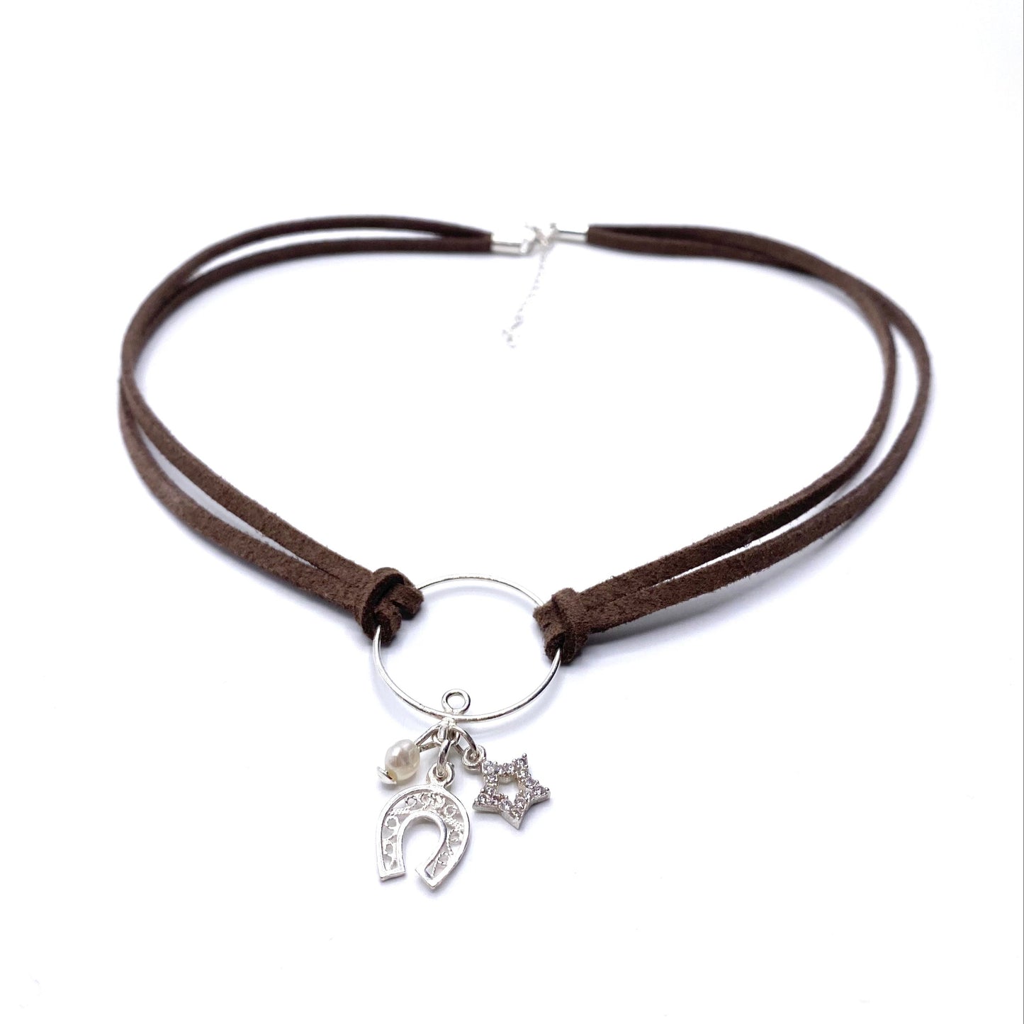 Colier suede Colier imitatie de piele intoarsa Suede maro Brown suede Bijuterii piele intoarsa Piele intoarsa maro Bijuterii argint Cercei piercing Bratari Pandantive Coliere Bijuterii de lux Bijuterii pentru ocazii speciale Cadouri bijuterii Bijuterii femei Colier perle Perle de cultura Bijuterii perle Bijuterii vara Bijuterii cu perle  Choker piele intoarsa Choker suede Inele vara Accesorii vara 2025 Inel cu perla Outfit vara 2025 Bijuterii festival Accesorii festival Bijuterii vara 2025