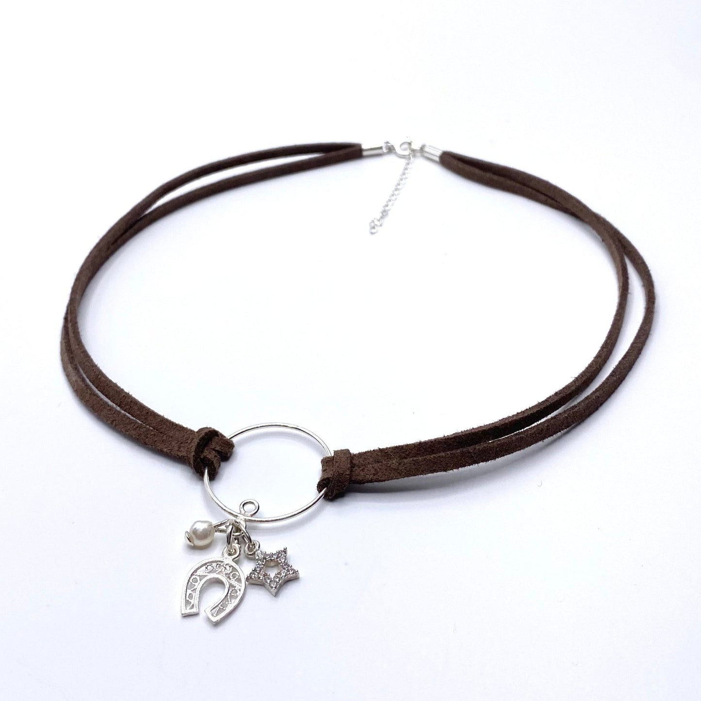 Colier suede Colier imitatie de piele intoarsa Suede maro Brown suede Bijuterii piele intoarsa Piele intoarsa maro Bijuterii argint Cercei piercing Bratari Pandantive Coliere Bijuterii de lux Bijuterii pentru ocazii speciale Cadouri bijuterii Bijuterii femei Colier perle Perle de cultura Bijuterii perle Bijuterii vara Bijuterii cu perle  Choker piele intoarsa Choker suede Inele vara Accesorii vara 2025 Inel cu perla Outfit vara 2025 Bijuterii festival Accesorii festival Bijuterii vara 2025