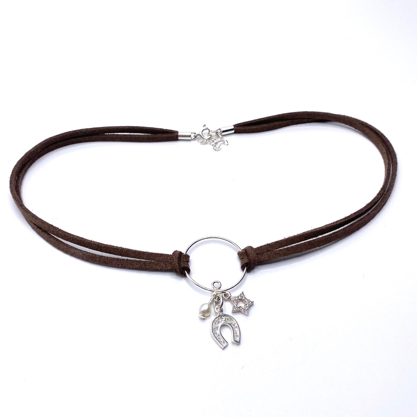 Colier suede Colier imitatie de piele intoarsa Suede maro Brown suede Bijuterii piele intoarsa Piele intoarsa maro Bijuterii argint Cercei piercing Bratari Pandantive Coliere Bijuterii de lux Bijuterii pentru ocazii speciale Cadouri bijuterii Bijuterii femei Colier perle Perle de cultura Bijuterii perle Bijuterii vara Bijuterii cu perle  Choker piele intoarsa Choker suede Inele vara Accesorii vara 2025 Inel cu perla Outfit vara 2025 Bijuterii festival Accesorii festival Bijuterii vara 2025