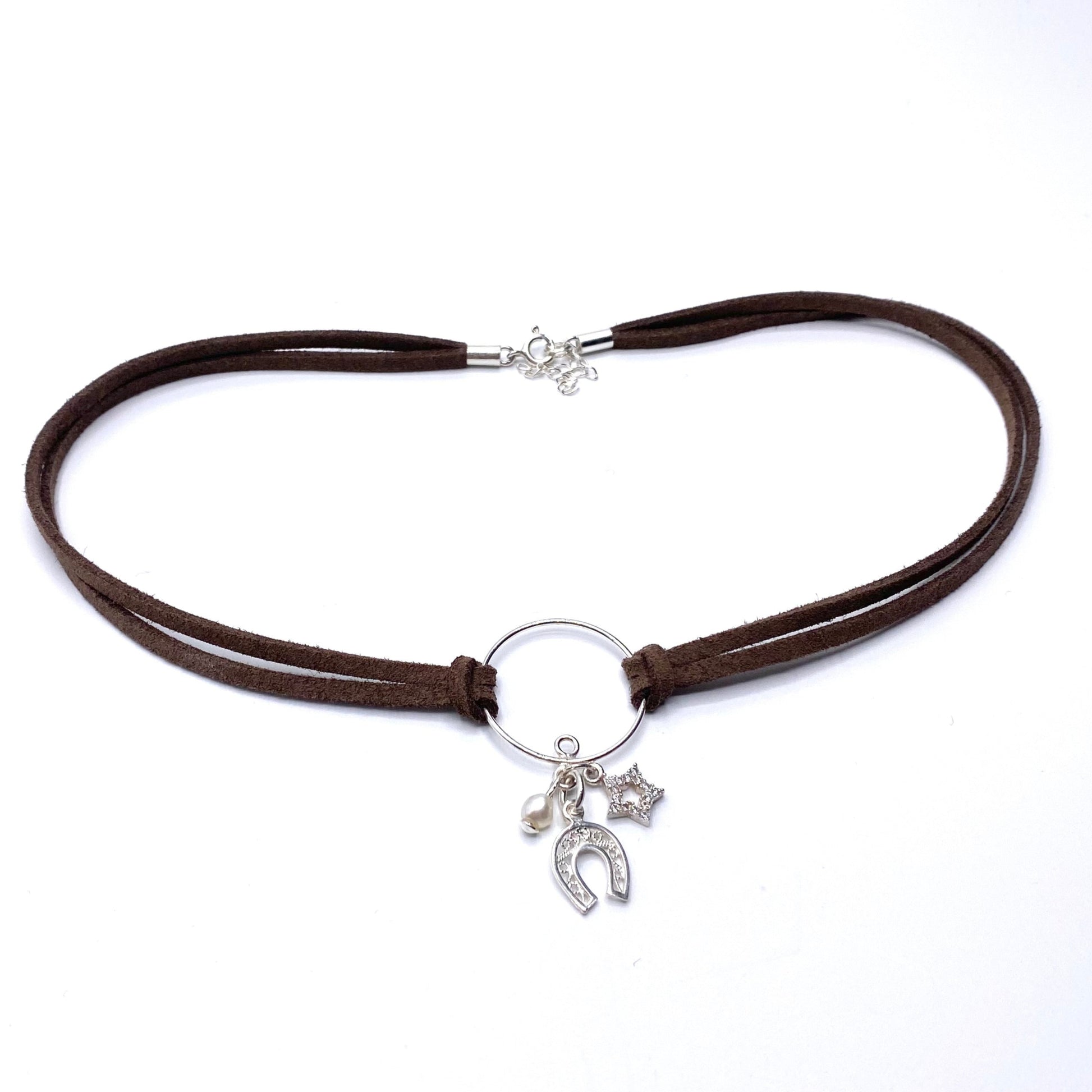 Colier suede Colier imitatie de piele intoarsa Suede maro Brown suede Bijuterii piele intoarsa Piele intoarsa maro Bijuterii argint Cercei piercing Bratari Pandantive Coliere Bijuterii de lux Bijuterii pentru ocazii speciale Cadouri bijuterii Bijuterii femei Colier perle Perle de cultura Bijuterii perle Bijuterii vara Bijuterii cu perle  Choker piele intoarsa Choker suede Inele vara Accesorii vara 2025 Inel cu perla Outfit vara 2025 Bijuterii festival Accesorii festival Bijuterii vara 2025