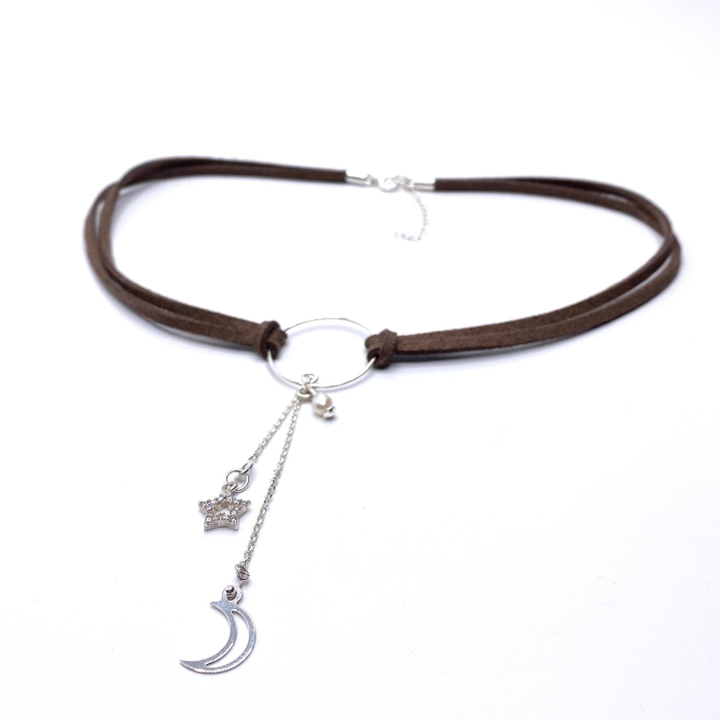 Colier suede Colier imitatie de piele intoarsa Suede maro Brown suede Bijuterii piele intoarsa Piele intoarsa maro Bijuterii argint Cercei piercing Bratari Pandantive Coliere Bijuterii de lux Bijuterii pentru ocazii speciale Cadouri bijuterii Bijuterii femei Colier perle Perle de cultura Bijuterii perle Bijuterii vara Bijuterii cu perle  Choker piele intoarsa Choker suede Inele vara Accesorii vara 2025 Inel cu perla Outfit vara 2025 Bijuterii festival Accesorii festival Bijuterii vara 2025