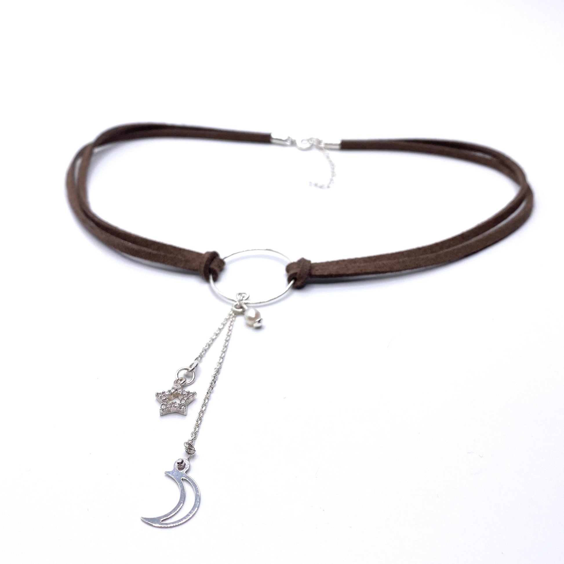 Colier suede Colier imitatie de piele intoarsa Suede maro Brown suede Bijuterii piele intoarsa Piele intoarsa maro Bijuterii argint Cercei piercing Bratari Pandantive Coliere Bijuterii de lux Bijuterii pentru ocazii speciale Cadouri bijuterii Bijuterii femei Colier perle Perle de cultura Bijuterii perle Bijuterii vara Bijuterii cu perle  Choker piele intoarsa Choker suede Inele vara Accesorii vara 2025 Inel cu perla Outfit vara 2025 Bijuterii festival Accesorii festival Bijuterii vara 2025