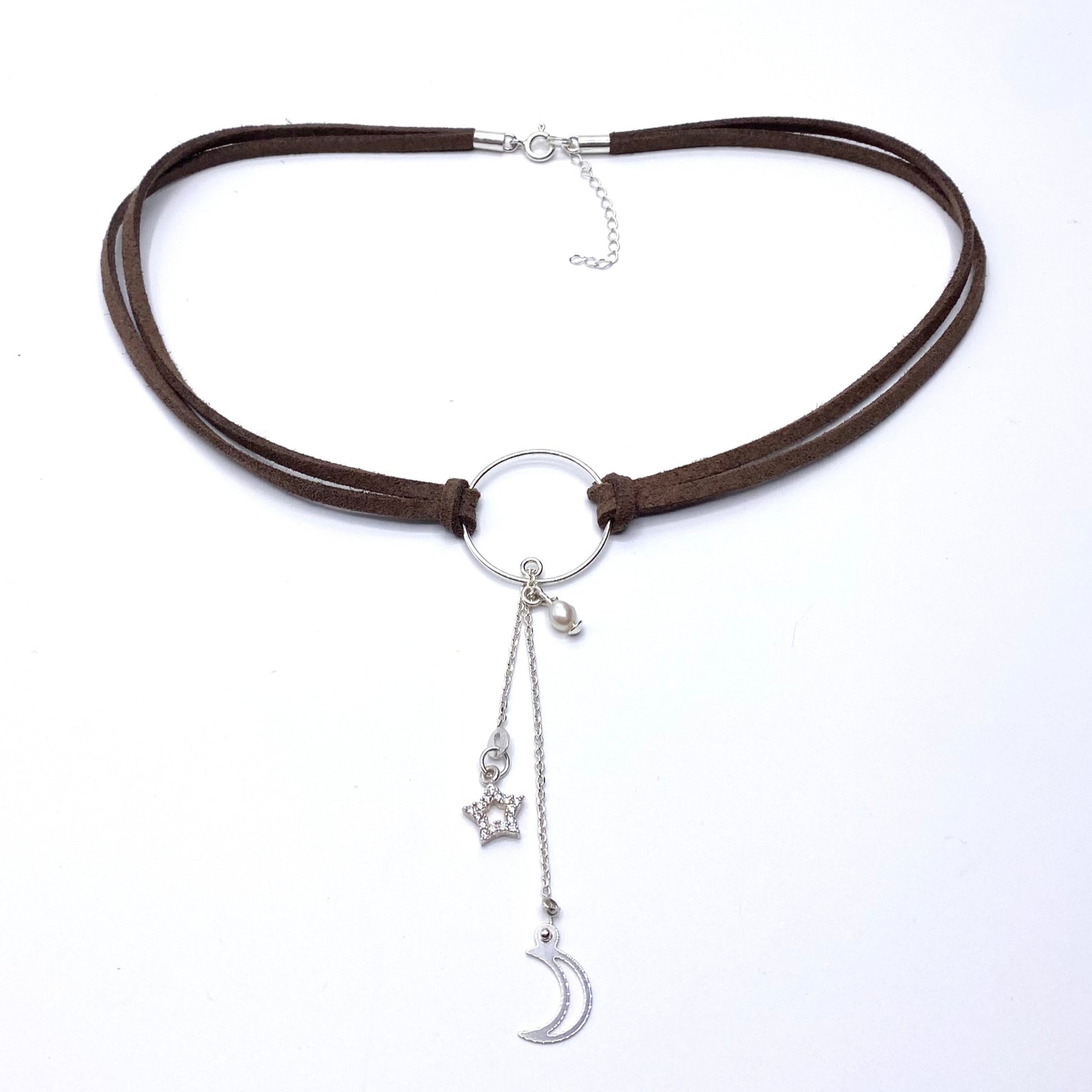 Colier suede Colier imitatie de piele intoarsa Suede maro Brown suede Bijuterii piele intoarsa Piele intoarsa maro Bijuterii argint Cercei piercing Bratari Pandantive Coliere Bijuterii de lux Bijuterii pentru ocazii speciale Cadouri bijuterii Bijuterii femei Colier perle Perle de cultura Bijuterii perle Bijuterii vara Bijuterii cu perle  Choker piele intoarsa Choker suede Inele vara Accesorii vara 2025 Inel cu perla Outfit vara 2025 Bijuterii festival Accesorii festival Bijuterii vara 2025