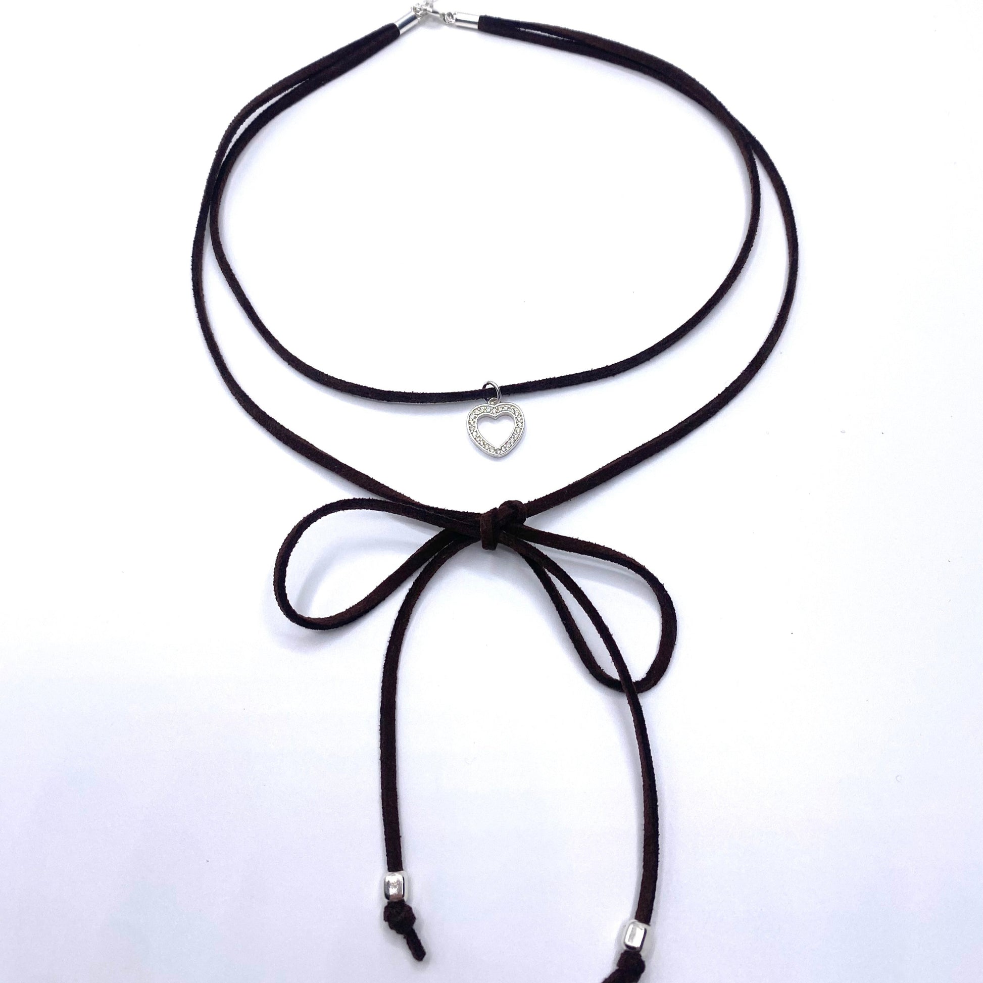 Colier suede Colier imitatie de piele intoarsa Suede maro Brown suede Bijuterii piele intoarsa Piele intoarsa maro Bijuterii argint Cercei piercing Bratari Pandantive Coliere Bijuterii de lux Bijuterii pentru ocazii speciale Cadouri bijuterii Bijuterii femei Colier perle Perle de cultura Bijuterii perle Bijuterii vara Bijuterii cu perle  Choker piele intoarsa Choker suede Inele vara Accesorii vara 2025 Inel cu perla Outfit vara 2025 Bijuterii festival Accesorii festival Bijuterii vara 2025