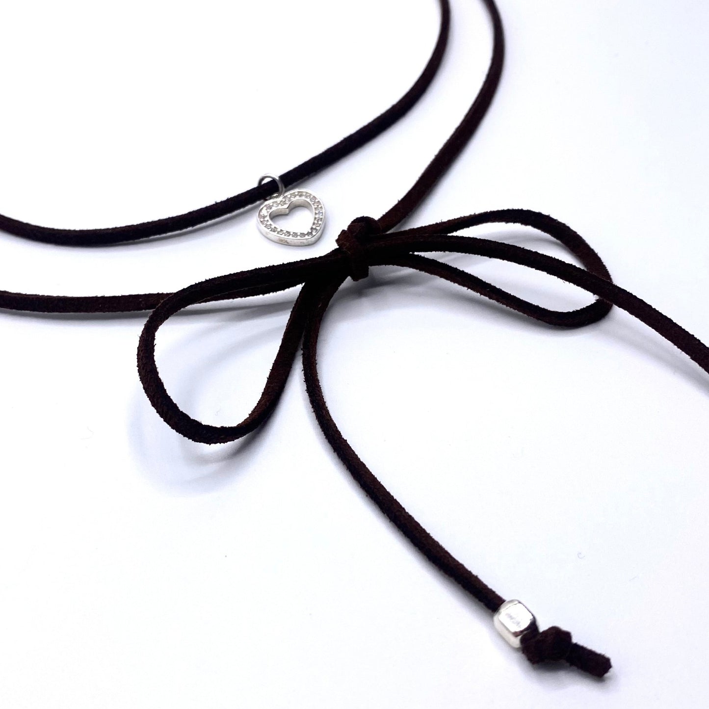 Colier suede Colier imitatie de piele intoarsa Suede maro Brown suede Bijuterii piele intoarsa Piele intoarsa maro Bijuterii argint Cercei piercing Bratari Pandantive Coliere Bijuterii de lux Bijuterii pentru ocazii speciale Cadouri bijuterii Bijuterii femei Colier perle Perle de cultura Bijuterii perle Bijuterii vara Bijuterii cu perle  Choker piele intoarsa Choker suede Inele vara Accesorii vara 2025 Inel cu perla Outfit vara 2025 Bijuterii festival Accesorii festival Bijuterii vara 2025