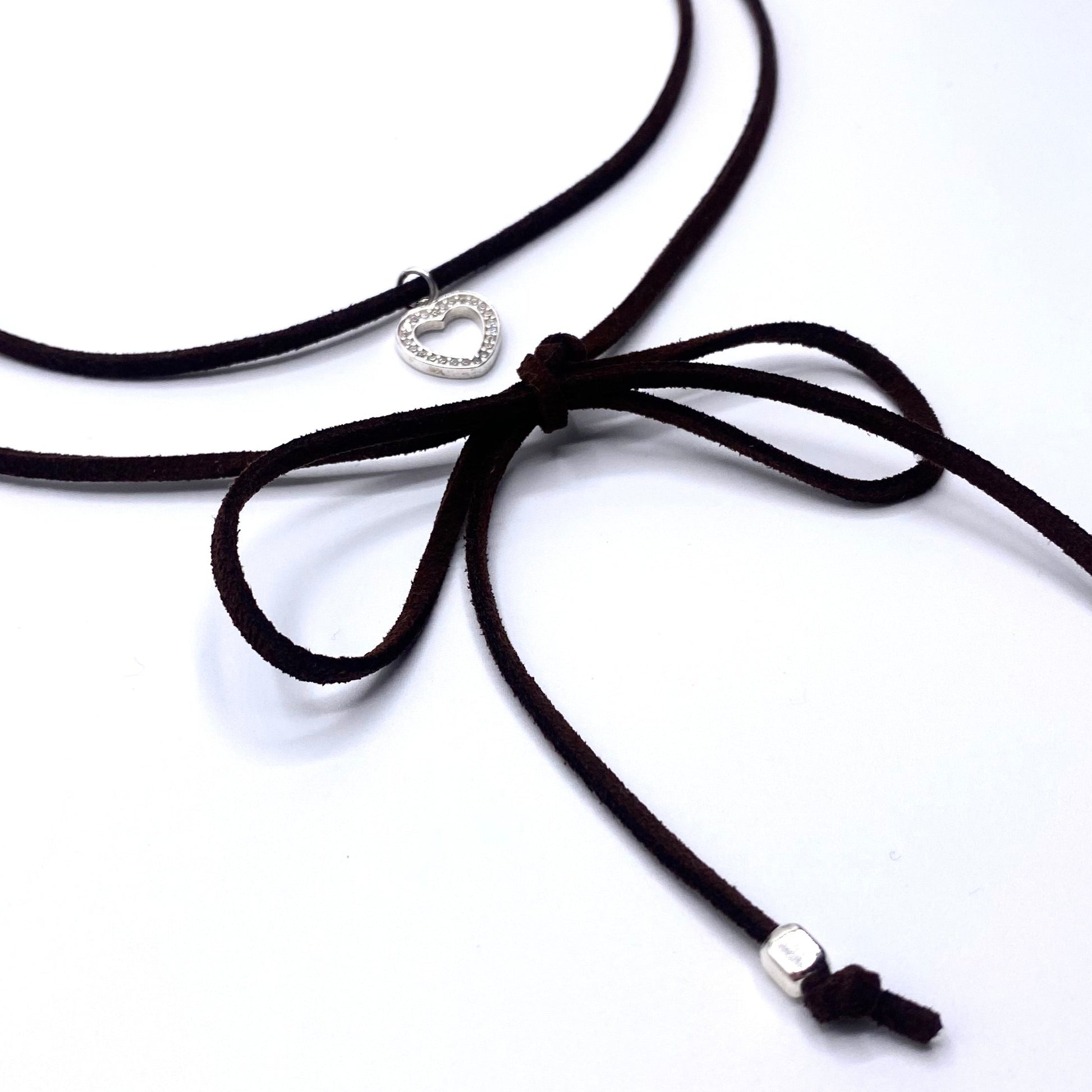 Colier suede Colier imitatie de piele intoarsa Suede maro Brown suede Bijuterii piele intoarsa Piele intoarsa maro Bijuterii argint Cercei piercing Bratari Pandantive Coliere Bijuterii de lux Bijuterii pentru ocazii speciale Cadouri bijuterii Bijuterii femei Colier perle Perle de cultura Bijuterii perle Bijuterii vara Bijuterii cu perle  Choker piele intoarsa Choker suede Inele vara Accesorii vara 2025 Inel cu perla Outfit vara 2025 Bijuterii festival Accesorii festival Bijuterii vara 2025