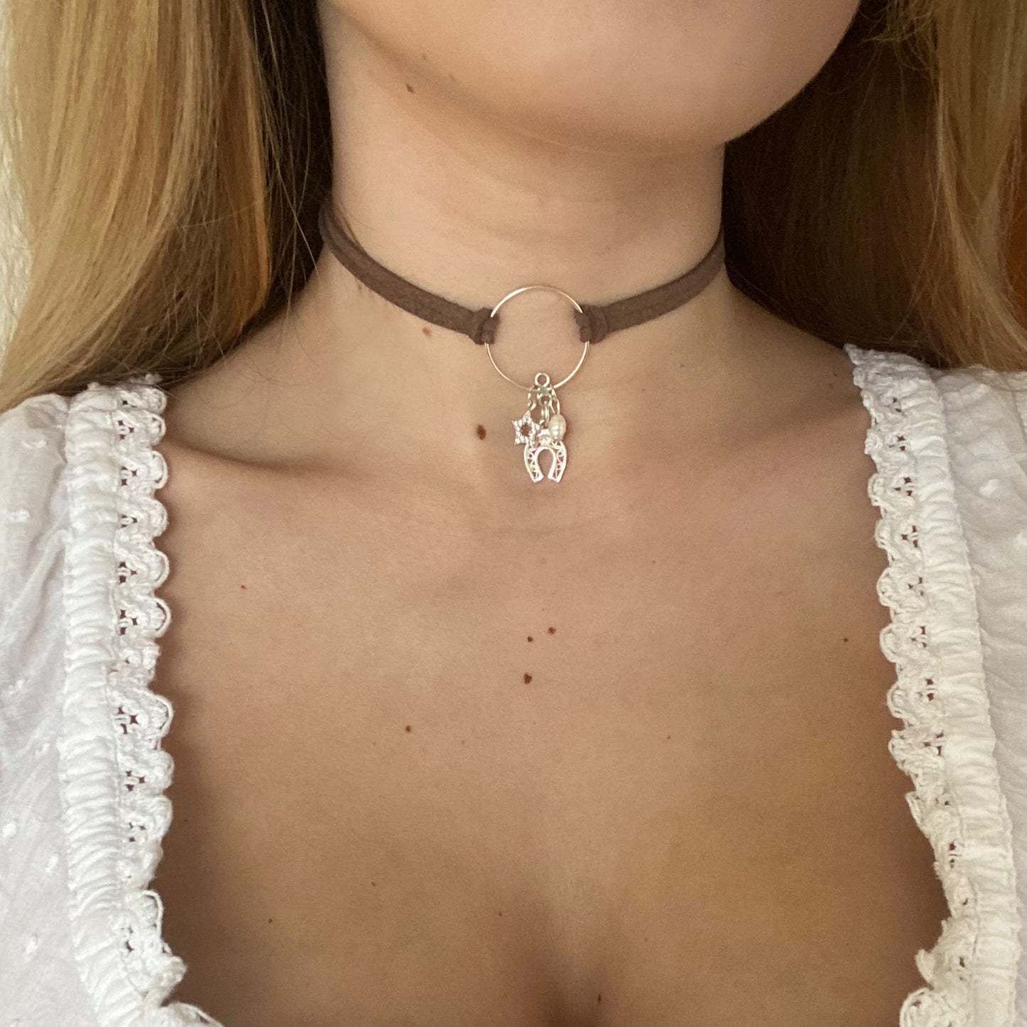 Colier suede Colier imitatie de piele intoarsa Suede maro Brown suede Bijuterii piele intoarsa Piele intoarsa maro Bijuterii argint Cercei piercing Bratari Pandantive Coliere Bijuterii de lux Bijuterii pentru ocazii speciale Cadouri bijuterii Bijuterii femei Colier perle Perle de cultura Bijuterii perle Bijuterii vara Bijuterii cu perle  Choker piele intoarsa Choker suede Inele vara Accesorii vara 2025 Inel cu perla Outfit vara 2025 Bijuterii festival Accesorii festival Bijuterii vara 2025