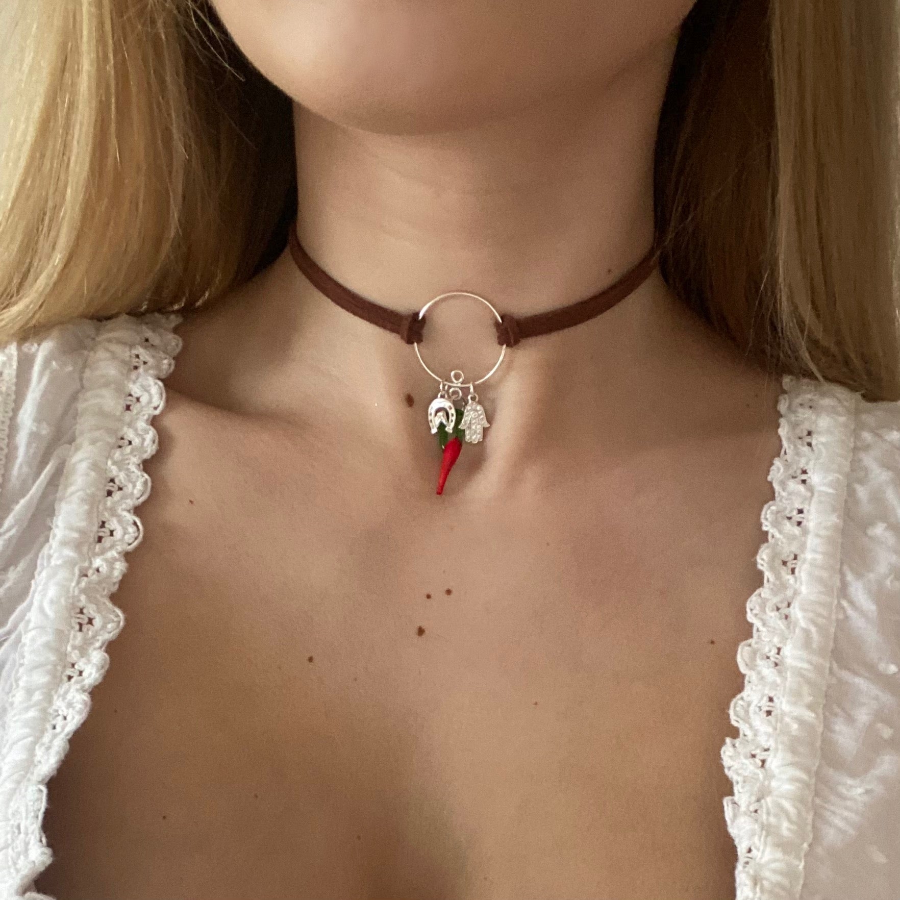 Colier suede Colier ardei iute Colier imitatie de piele intoarsa Suede maro Brown suede Bijuterii piele intoarsa Piele intoarsa maro Bijuterii argint Cercei piercing Bratari Pandantive Coliere Bijuterii de lux Bijuterii pentru ocazii speciale Cadouri bijuterii Bijuterii femei Colier perle Perle de cultura Bijuterii perle Bijuterii vara Bijuterii cu perle  Choker piele intoarsa Choker suede Inele vara Accesorii vara 2025 Inel cu perla Outfit vara 2025 Bijuterii festival Accesorii festival Bijuterii vara 2025