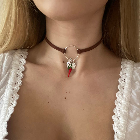 Colier suede Colier ardei iute Colier imitatie de piele intoarsa Suede maro Brown suede Bijuterii piele intoarsa Piele intoarsa maro Bijuterii argint Cercei piercing Bratari Pandantive Coliere Bijuterii de lux Bijuterii pentru ocazii speciale Cadouri bijuterii Bijuterii femei Colier perle Perle de cultura Bijuterii perle Bijuterii vara Bijuterii cu perle  Choker piele intoarsa Choker suede Inele vara Accesorii vara 2025 Inel cu perla Outfit vara 2025 Bijuterii festival Accesorii festival Bijuterii vara 2025