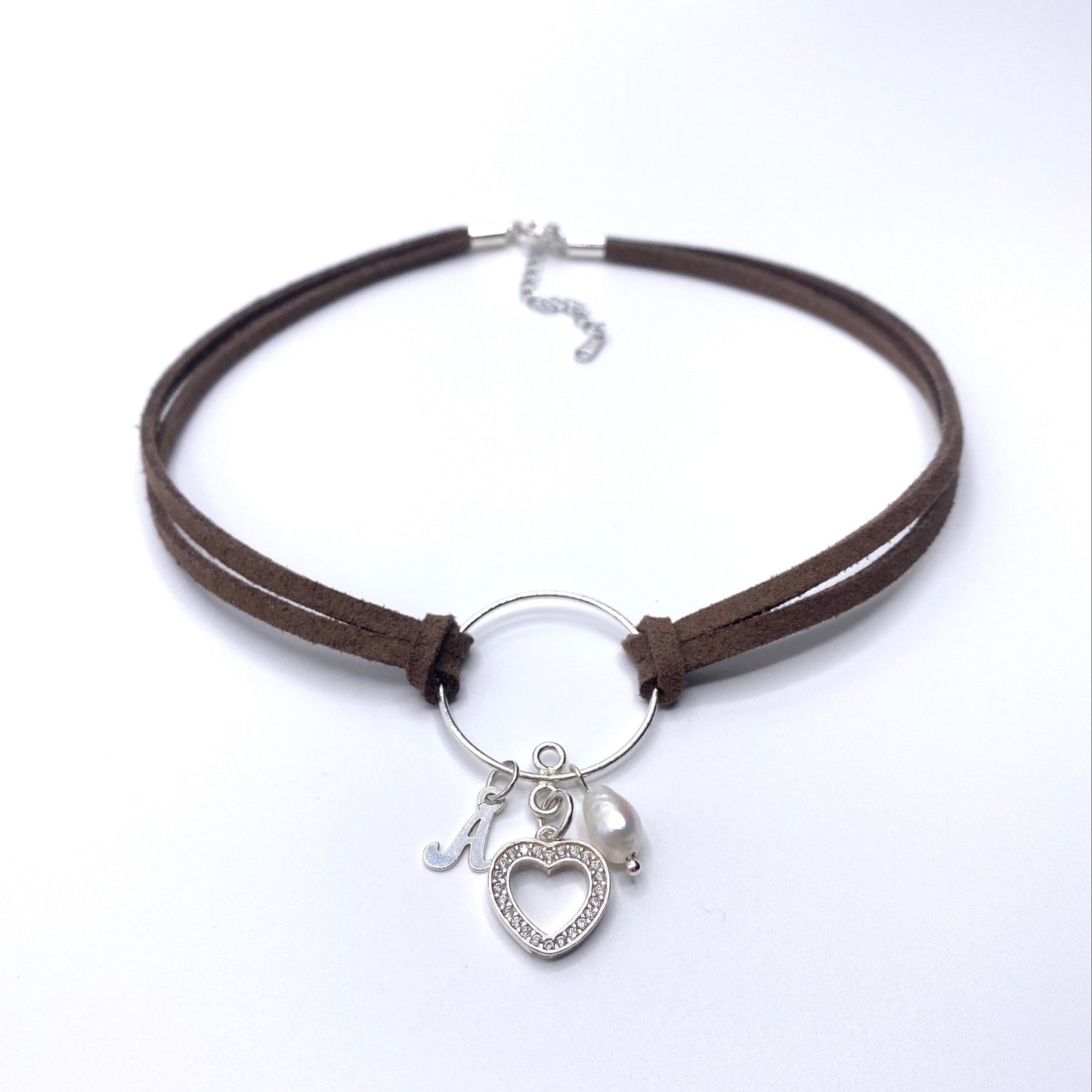 Colier suede Colier imitatie de piele intoarsa Suede maro Brown suede Bijuterii piele intoarsa Piele intoarsa maro Bijuterii argint Cercei piercing Bratari Pandantive Coliere Bijuterii de lux Bijuterii pentru ocazii speciale Cadouri bijuterii Bijuterii femei Colier perle Perle de cultura Bijuterii perle Bijuterii vara Bijuterii cu perle  Choker piele intoarsa Choker suede Inele vara Accesorii vara 2025 Inel cu perla Outfit vara 2025 Bijuterii festival Accesorii festival Bijuterii vara 2025