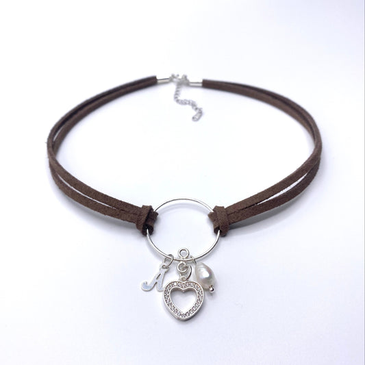 Colier suede Colier imitatie de piele intoarsa Suede maro Brown suede Bijuterii piele intoarsa Piele intoarsa maro Bijuterii argint Cercei piercing Bratari Pandantive Coliere Bijuterii de lux Bijuterii pentru ocazii speciale Cadouri bijuterii Bijuterii femei Colier perle Perle de cultura Bijuterii perle Bijuterii vara Bijuterii cu perle  Choker piele intoarsa Choker suede Inele vara Accesorii vara 2025 Inel cu perla Outfit vara 2025 Bijuterii festival Accesorii festival Bijuterii vara 2025