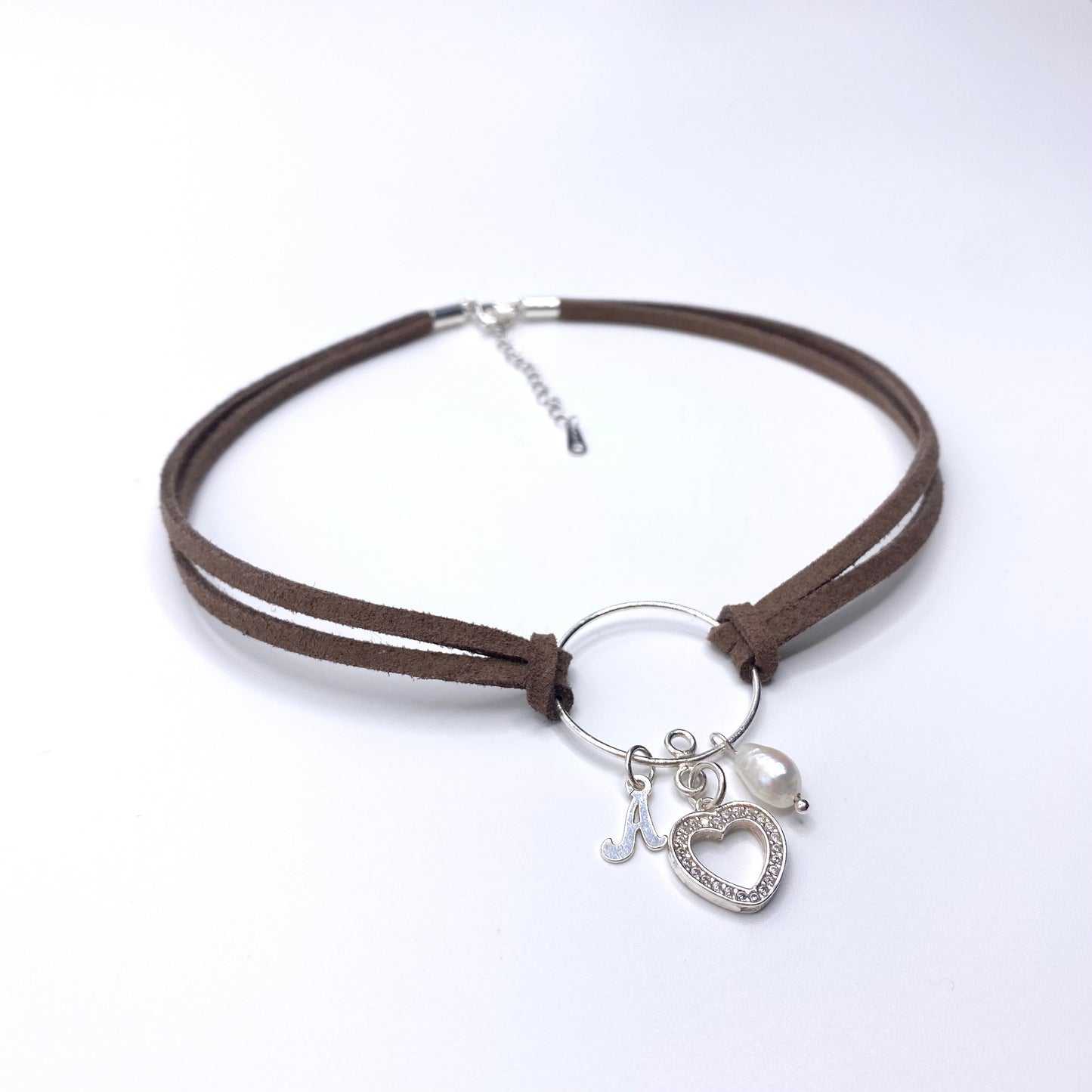 Colier suede Colier imitatie de piele intoarsa Suede maro Brown suede Bijuterii piele intoarsa Piele intoarsa maro Bijuterii argint Cercei piercing Bratari Pandantive Coliere Bijuterii de lux Bijuterii pentru ocazii speciale Cadouri bijuterii Bijuterii femei Colier perle Perle de cultura Bijuterii perle Bijuterii vara Bijuterii cu perle  Choker piele intoarsa Choker suede Inele vara Accesorii vara 2025 Inel cu perla Outfit vara 2025 Bijuterii festival Accesorii festival Bijuterii vara 2025