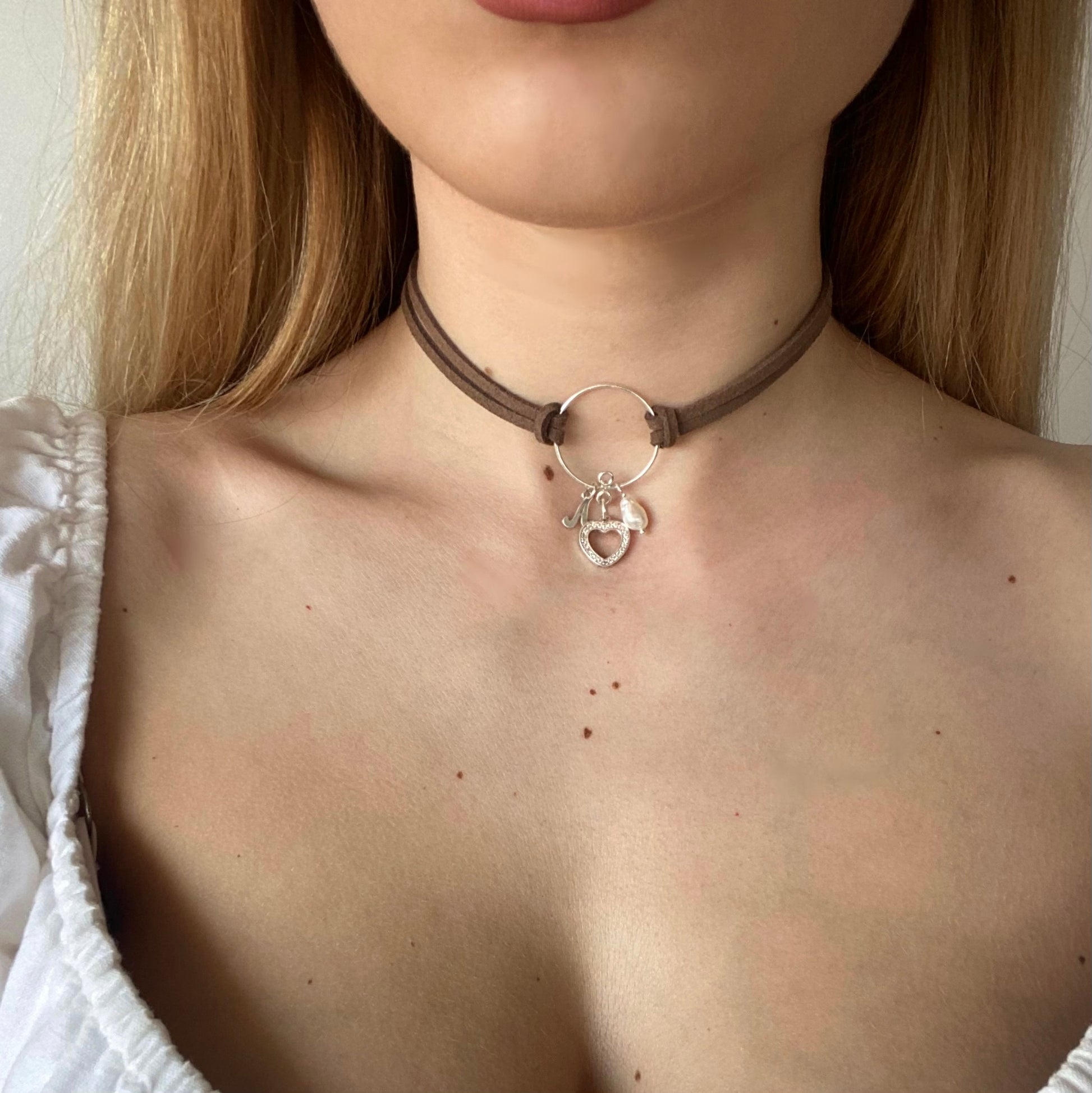 Colier suede Colier imitatie de piele intoarsa Suede maro Brown suede Bijuterii piele intoarsa Piele intoarsa maro Bijuterii argint Cercei piercing Bratari Pandantive Coliere Bijuterii de lux Bijuterii pentru ocazii speciale Cadouri bijuterii Bijuterii femei Colier perle Perle de cultura Bijuterii perle Bijuterii vara Bijuterii cu perle  Choker piele intoarsa Choker suede Inele vara Accesorii vara 2025 Inel cu perla Outfit vara 2025 Bijuterii festival Accesorii festival Bijuterii vara 2025