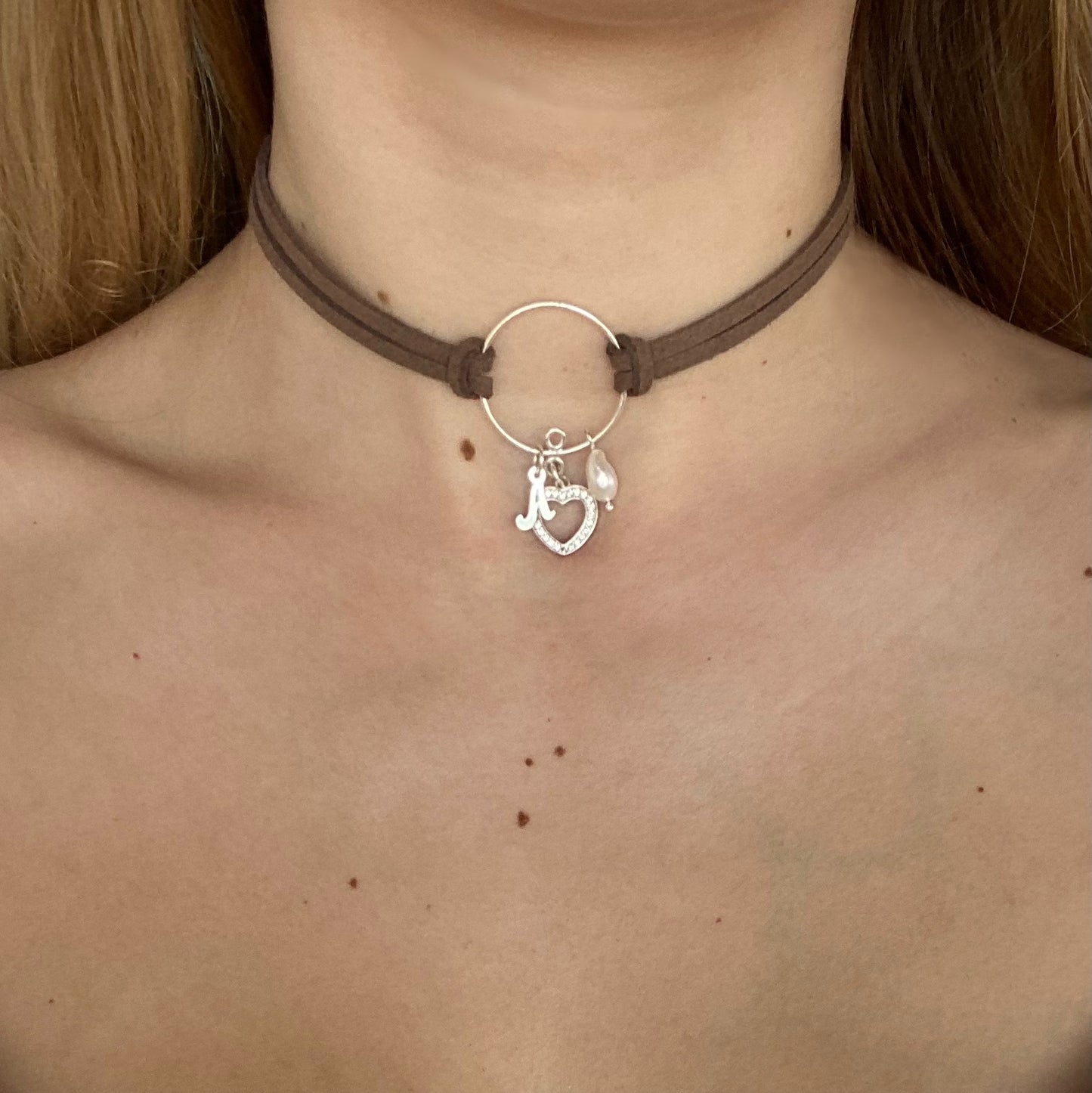 Colier suede Colier imitatie de piele intoarsa Suede maro Brown suede Bijuterii piele intoarsa Piele intoarsa maro Bijuterii argint Cercei piercing Bratari Pandantive Coliere Bijuterii de lux Bijuterii pentru ocazii speciale Cadouri bijuterii Bijuterii femei Colier perle Perle de cultura Bijuterii perle Bijuterii vara Bijuterii cu perle  Choker piele intoarsa Choker suede Inele vara Accesorii vara 2025 Inel cu perla Outfit vara 2025 Bijuterii festival Accesorii festival Bijuterii vara 2025